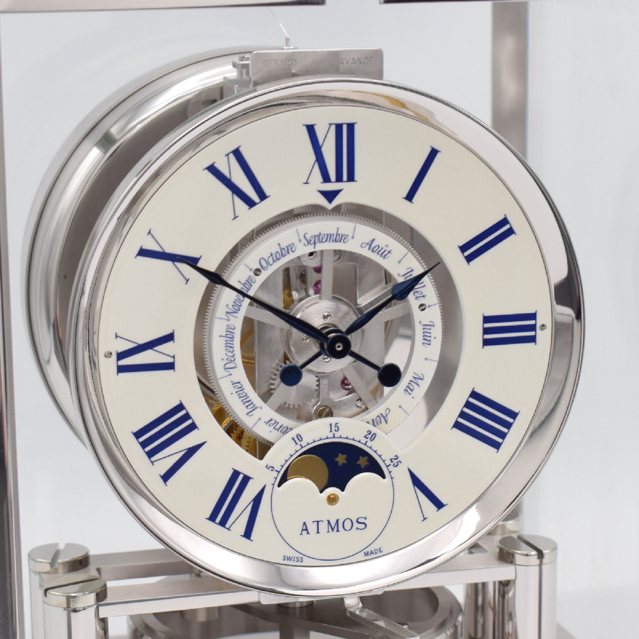 Detail b: Jaeger-LeCoultre Atmos Classic Moon, Schweiz um 2010, rhod. 5-seitig vergl. Geh., weißer röm. Ziffernring, gebl. Zeiger (Poire), Anz. v. Std., ...