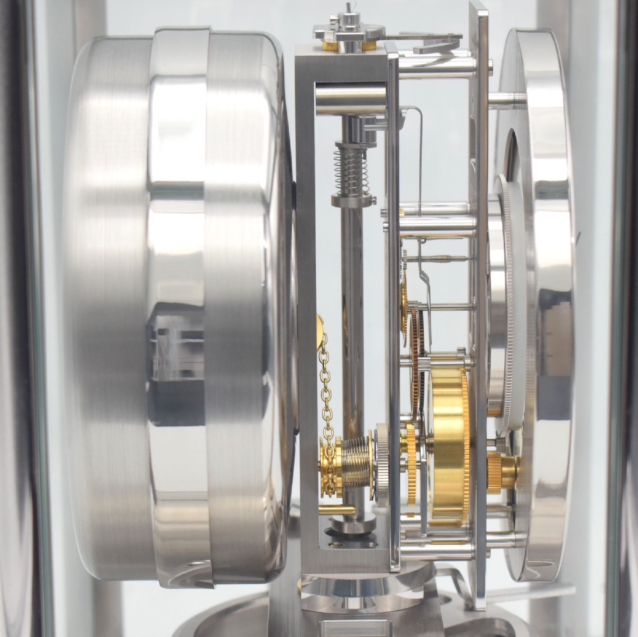 Detail d: Jaeger-LeCoultre Atmos Classic Moon, Schweiz um 2010, rhod. 5-seitig vergl. Geh., weißer röm. Ziffernring, gebl. Zeiger (Poire), Anz. v. Std., ...