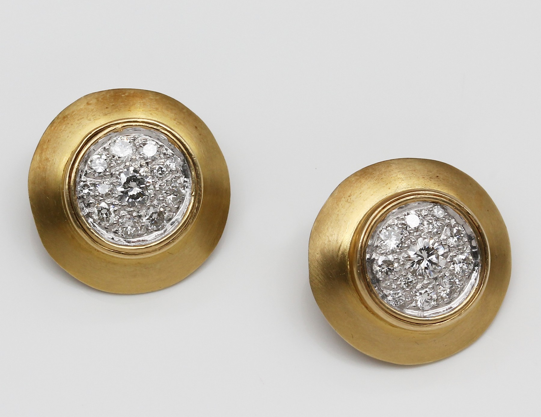 Detail a: Paar 18 kt Gold Brillant-Ohrclips, GG 750/000, kreisförmig, satinierter Rand, Mitte ausgefasst mit jeweils 10 Brillanten, insges. 20 Brillanten ...