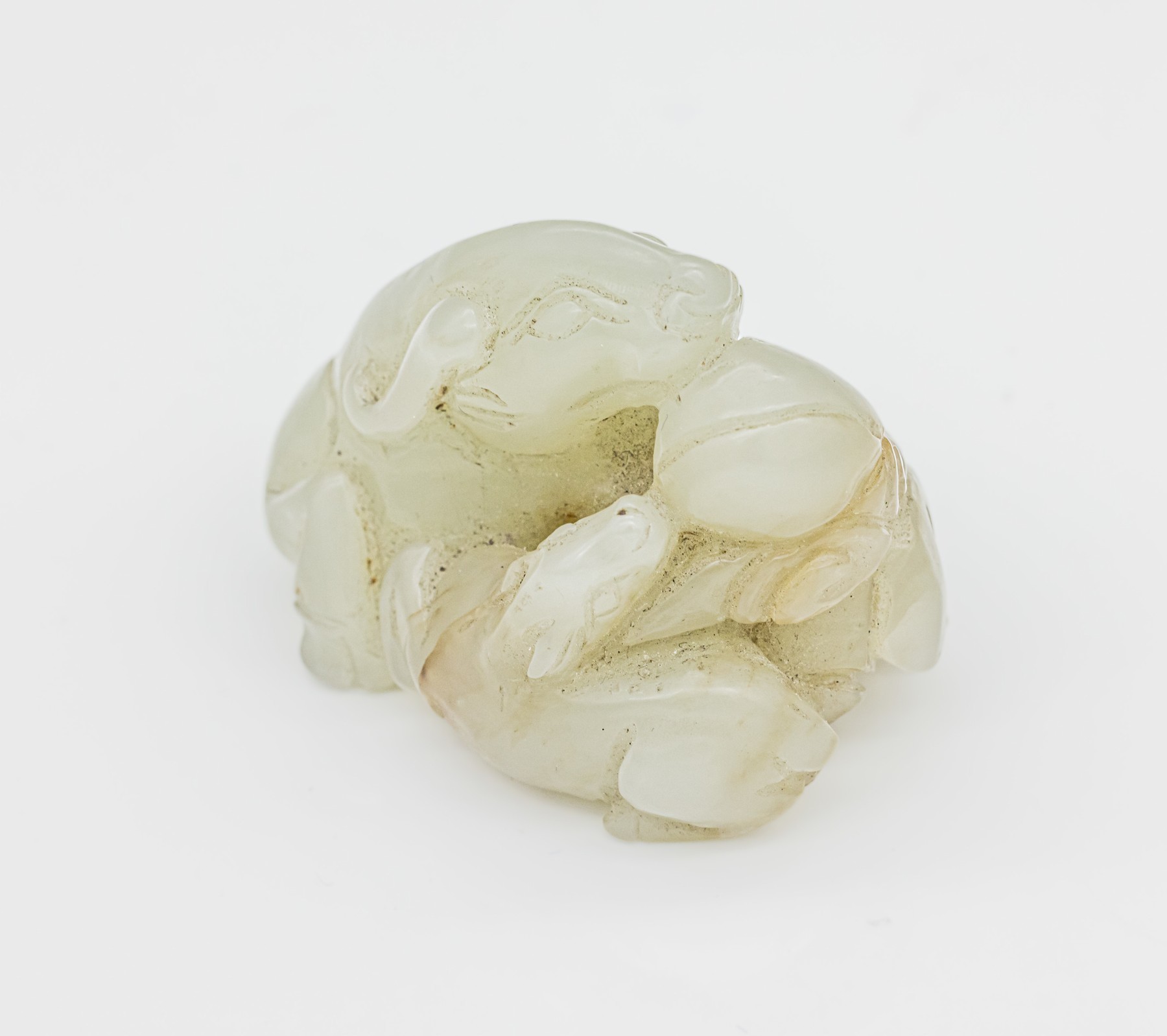 Jade-Skulptur "Wasserbüffel mit Jungem", Chinaum 1900, reine Glückssymbolik, sogn. Handschmeichler, Jade in heller, meergrüner ...