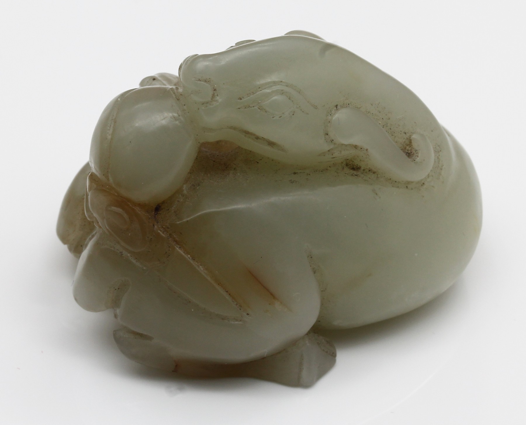 Detail a: Jade-Skulptur "Wasserbüffel mit Jungem", Chinaum 1900, reine Glückssymbolik, sogn. Handschmeichler, Jade in heller, meergrüner ...