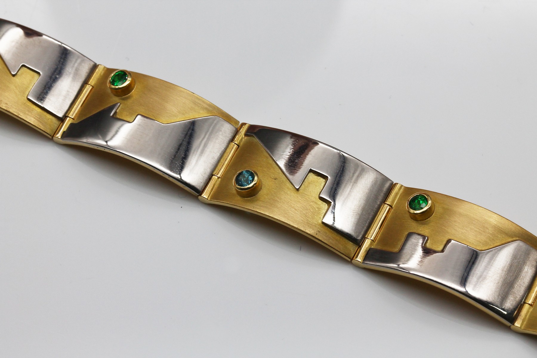 Detail a: 18 kt Gold Designer Armband Goldschmiede JAROSCH/Mannheim, Handarbeit, Unikat, GG/WG750/000, GG-Flächen satiniert, WG-Flächen poliert, 6 l. ...