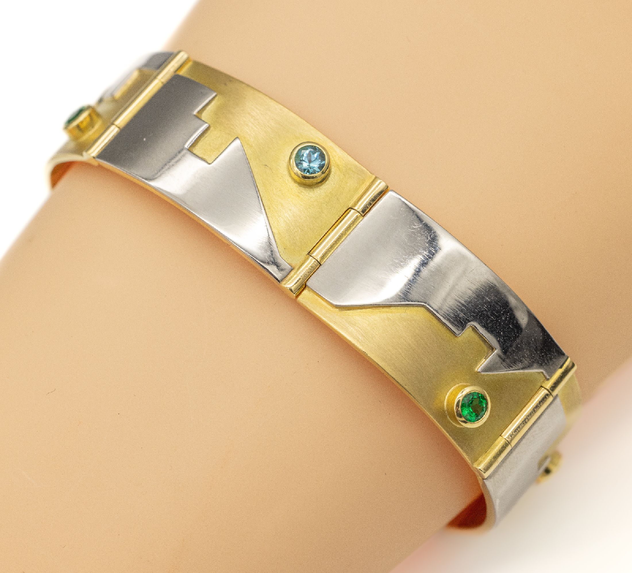 Detail b: 18 kt Gold Designer Armband Goldschmiede JAROSCH/Mannheim, Handarbeit, Unikat, GG/WG750/000, GG-Flächen satiniert, WG-Flächen poliert, 6 l. ...