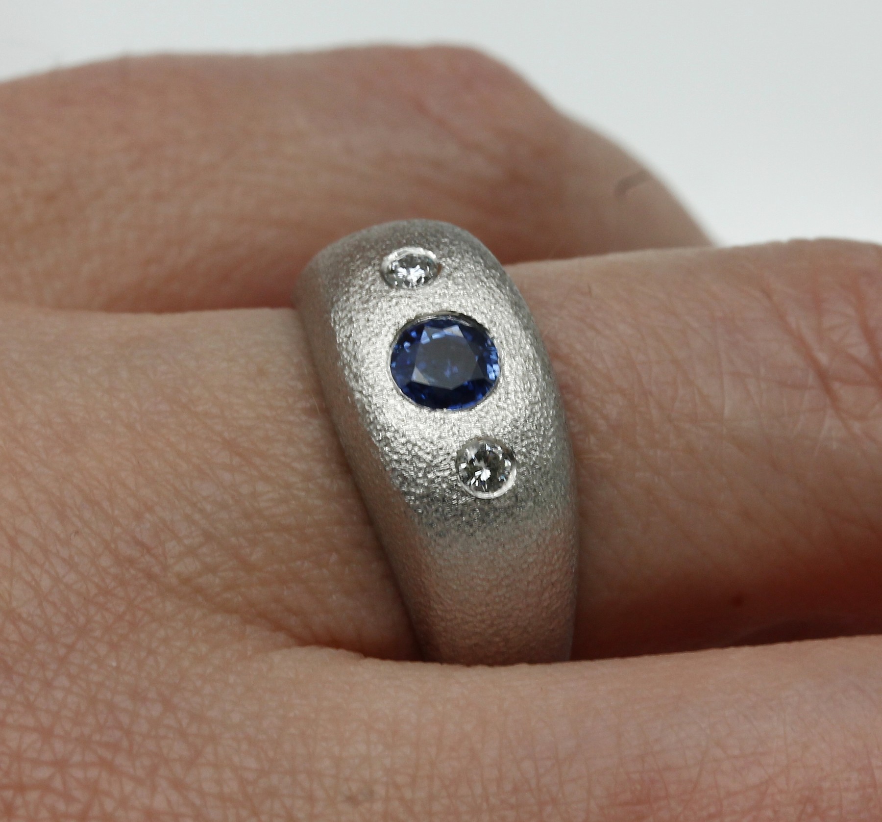 Detail a: 18 kt Gold Saphir-Brillant-Bandring, WG 750/000, Eis-mattiert, 1 rundfacett. Saphirca. 0.40 ct, 2 Brillanten zus. ca. 0.10 ct Weiß/si, total ca. 10 ...