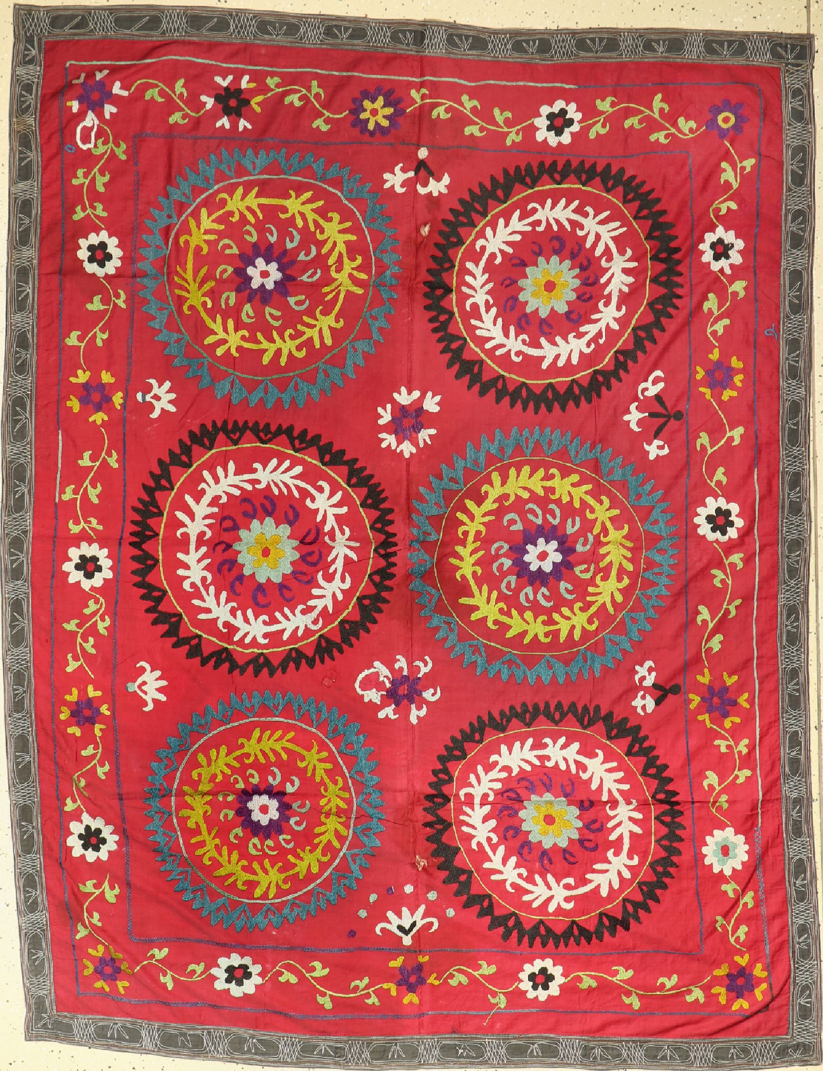 Susani alt, Tadjikestan, um 1950, Seidenstickerei, ca. 200 x 150 cm, Zustand: fleckig mit paar Löcher
