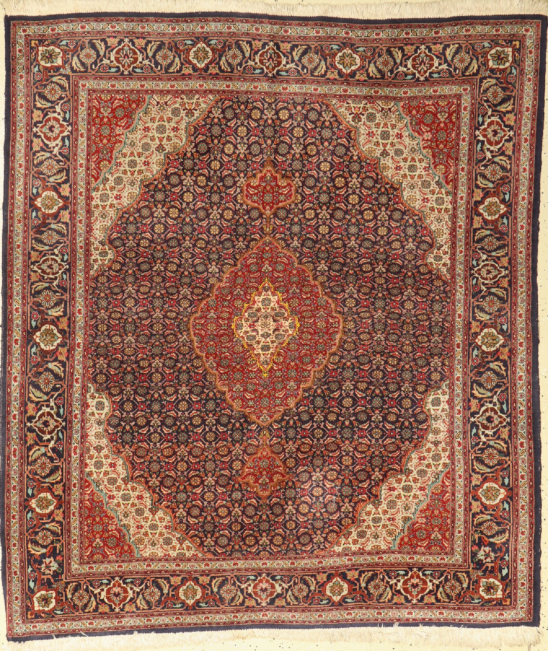 Täbriz fein(50 Raj), Persien, um 1960, Korkwolle mit Seide, ca. 170 x 150 cm, EHZ: 2(kleiner Mottenfraß)