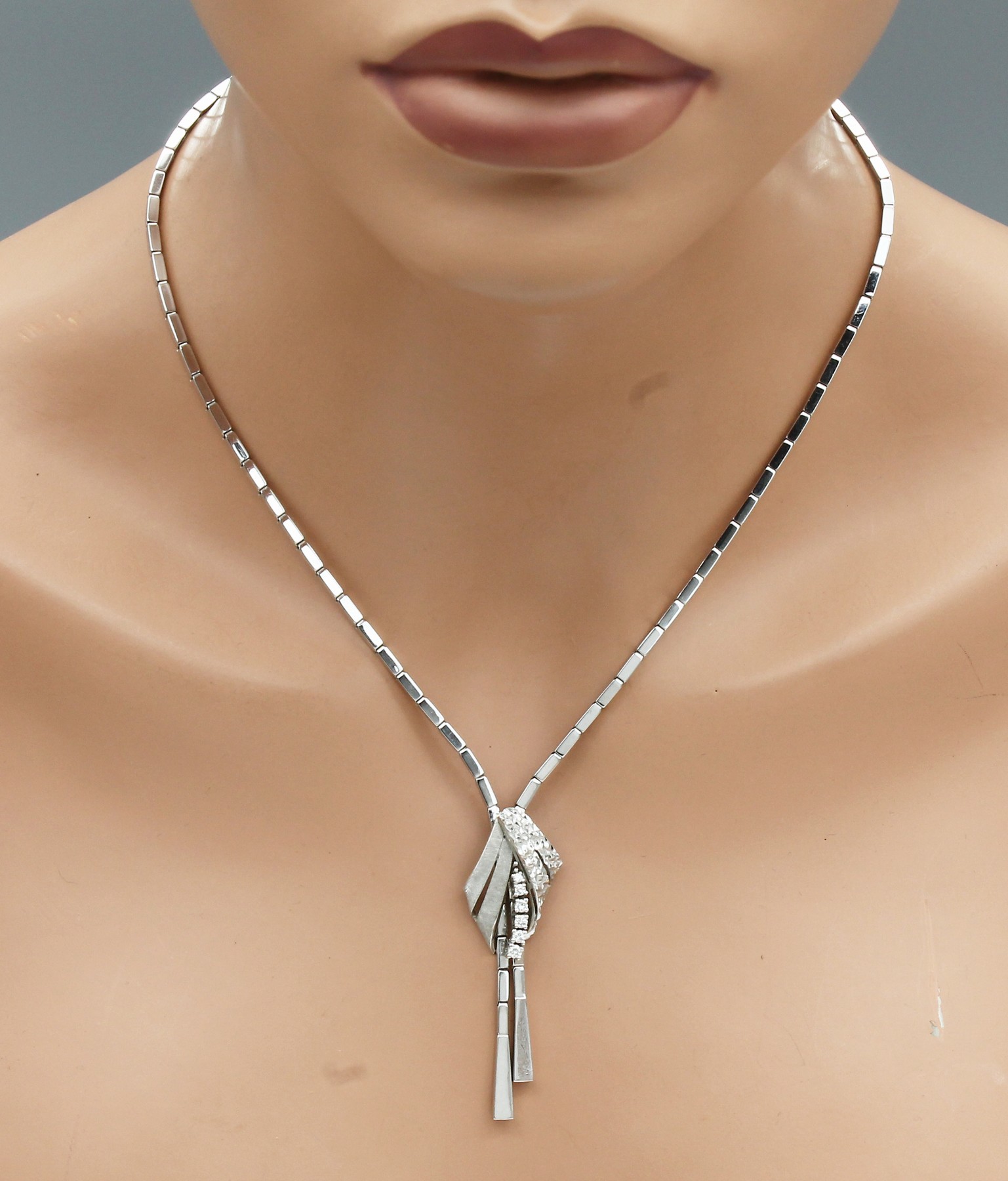 Detail a: 14 kt Gold Brillant-Collier, WG 585/000, längliche Glieder, Mittelteil mit 6 Brillantenzus. ca. 0.22 ct Weiß/si, Oberfläche sat. und ...
