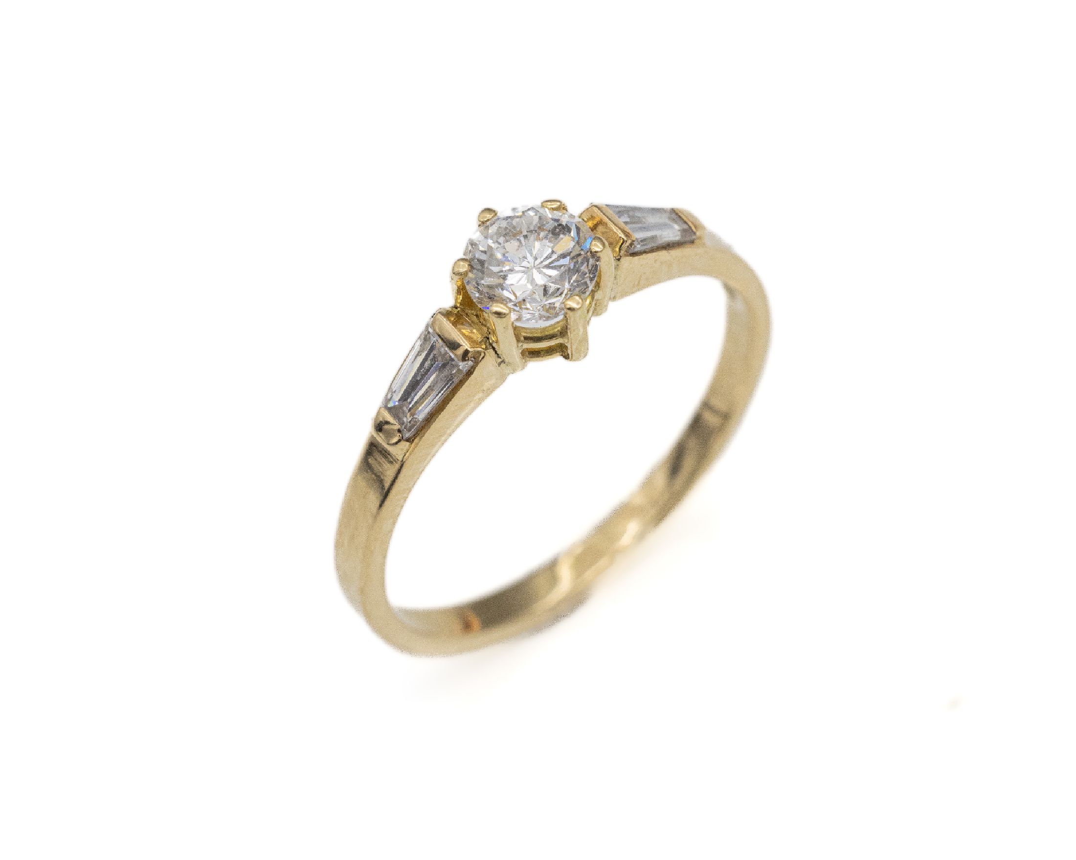 18 kt Gold Diamant-Ring, GG 750/000, 1 Brillant ca. 0.53 ct feines Weiß/p, 2 Diam.-Trapeze zus. ca. 0.40 ct feines Weiß-Weiß/vs, ca. 2.6 g, RW 55