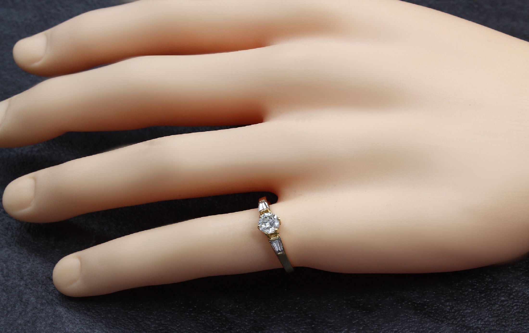 Detail a: 18 kt Gold Diamant-Ring, GG 750/000, 1 Brillant ca. 0.53 ct feines Weiß/p, 2 Diam.-Trapeze zus. ca. 0.40 ct feines Weiß-Weiß/vs, ca. 2.6 g, RW 55