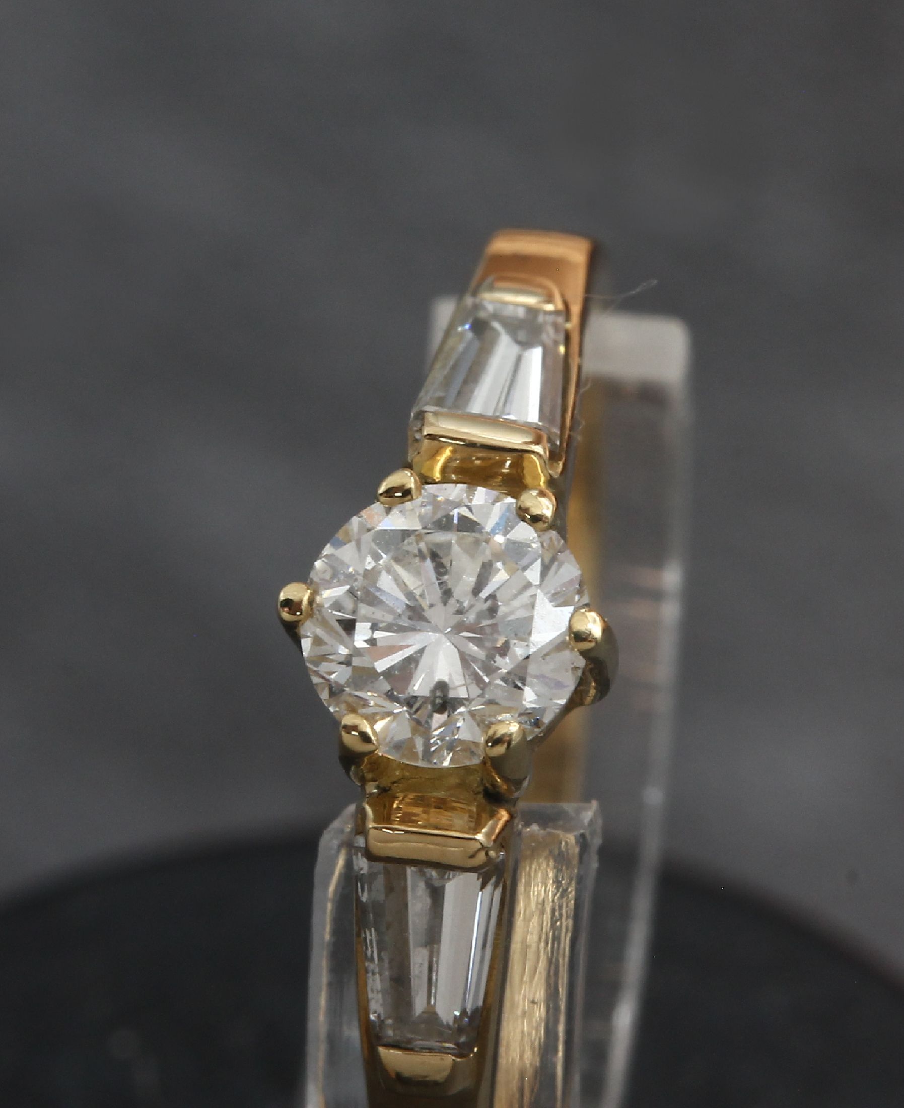 Detail b: 18 kt Gold Diamant-Ring, GG 750/000, 1 Brillant ca. 0.53 ct feines Weiß/p, 2 Diam.-Trapeze zus. ca. 0.40 ct feines Weiß-Weiß/vs, ca. 2.6 g, RW 55