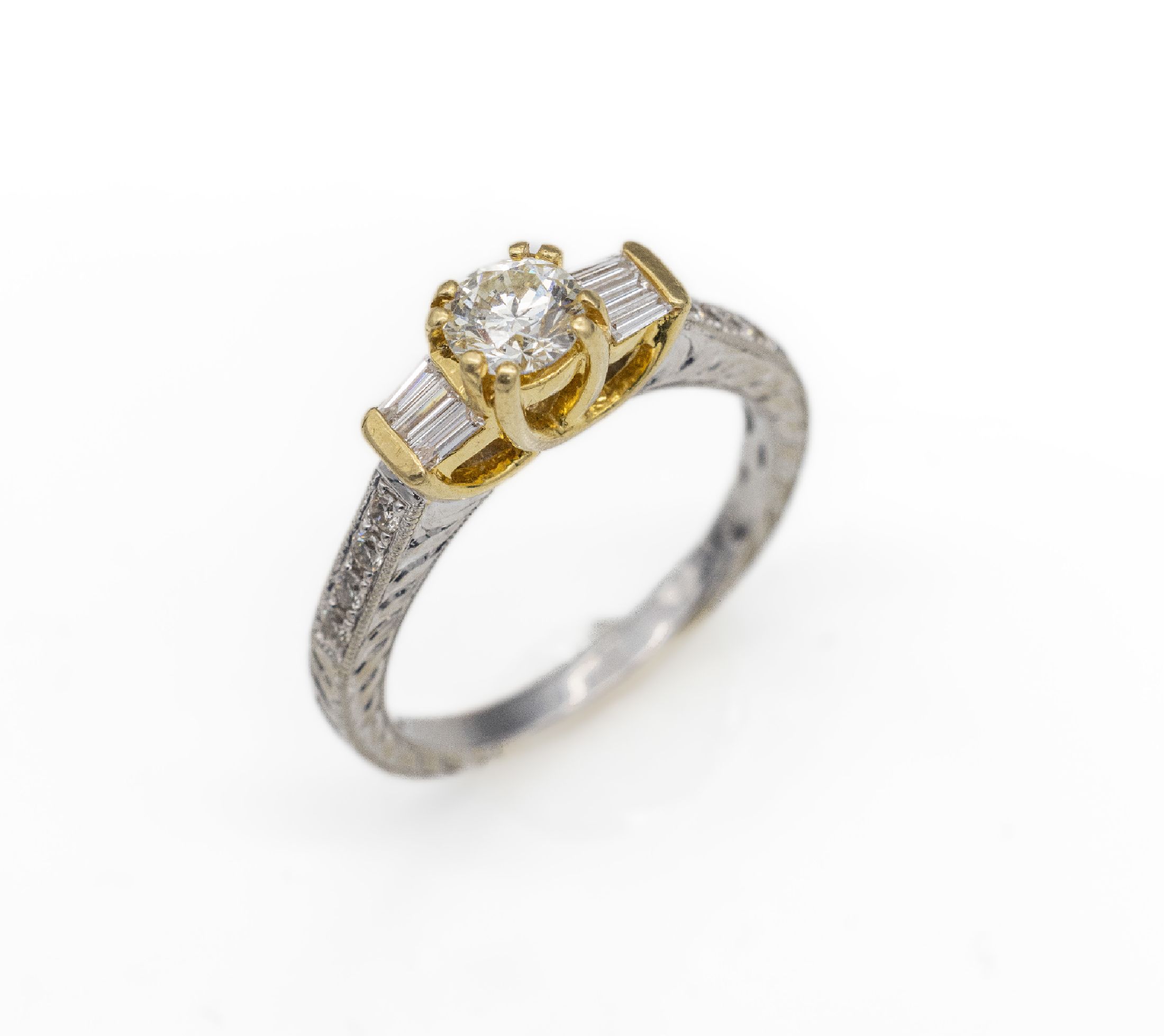 18 kt Gold Diamant-Ring, GG/WG 750/000, mittiger Brillant ca. 0.60 ct Weiß/vs, 8 Brillanten und 6 Diamant-Baguettes zus. ca. 0.50 ct Weiß/vvs-vs, ...