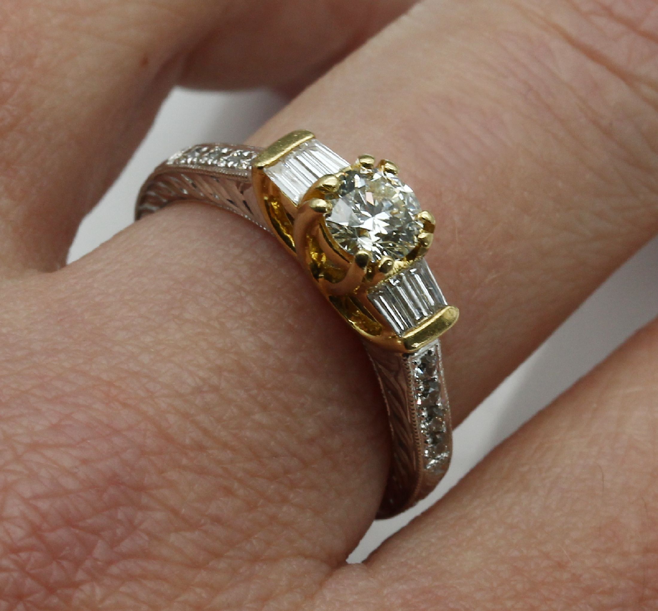 Detail a: 18 kt Gold Diamant-Ring, GG/WG 750/000, mittiger Brillant ca. 0.60 ct Weiß/vs, 8 Brillanten und 6 Diamant-Baguettes zus. ca. 0.50 ct Weiß/vvs-vs, ...