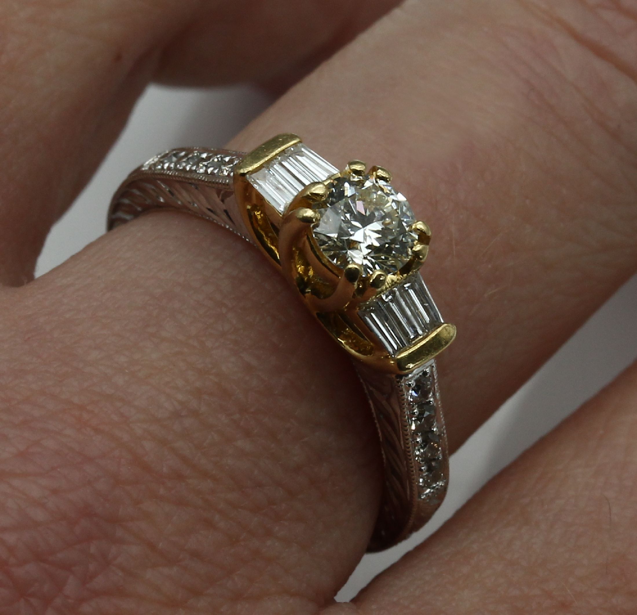 Detail b: 18 kt Gold Diamant-Ring, GG/WG 750/000, mittiger Brillant ca. 0.60 ct Weiß/vs, 8 Brillanten und 6 Diamant-Baguettes zus. ca. 0.50 ct Weiß/vvs-vs, ...