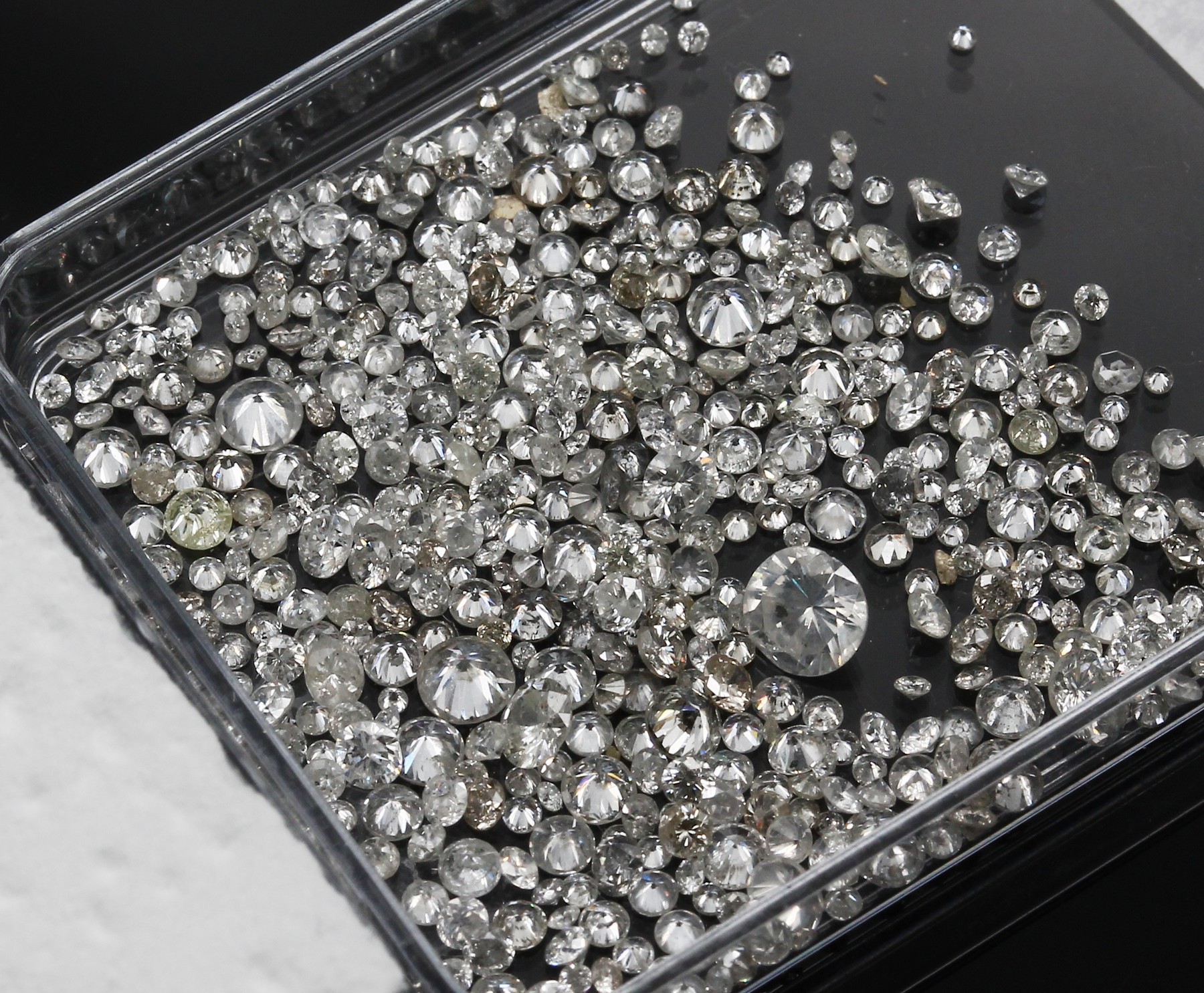 Detail a: Lot lose Diamanten zus. ca. 9.60 ct, versch. Farben und Reinheiten, überwiegend Brillanten, Ausfassware