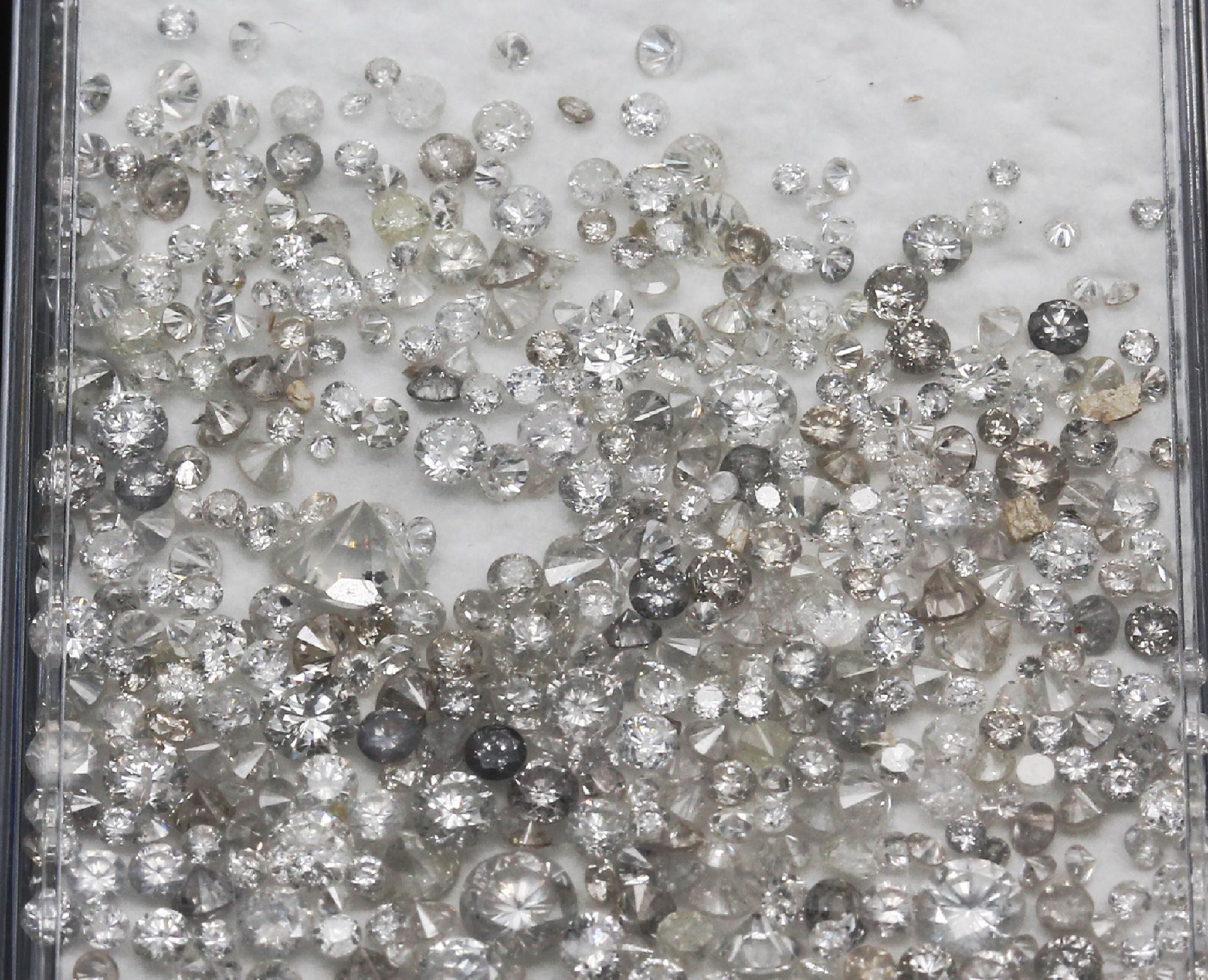 Detail b: Lot lose Diamanten zus. ca. 9.60 ct, versch. Farben und Reinheiten, überwiegend Brillanten, Ausfassware
