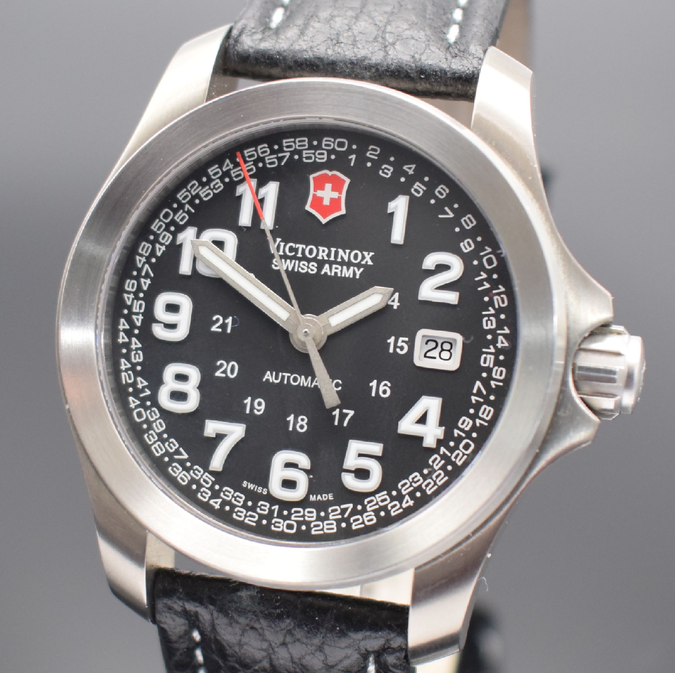 Detail a: VICTORINOX Swiss Army Ground Force Herrenarmbanduhr in Titan, Schweiz um 2010, Automatik, Ref. V.25790, beids. vergl. Geh., Boden & Krone verschr., ...