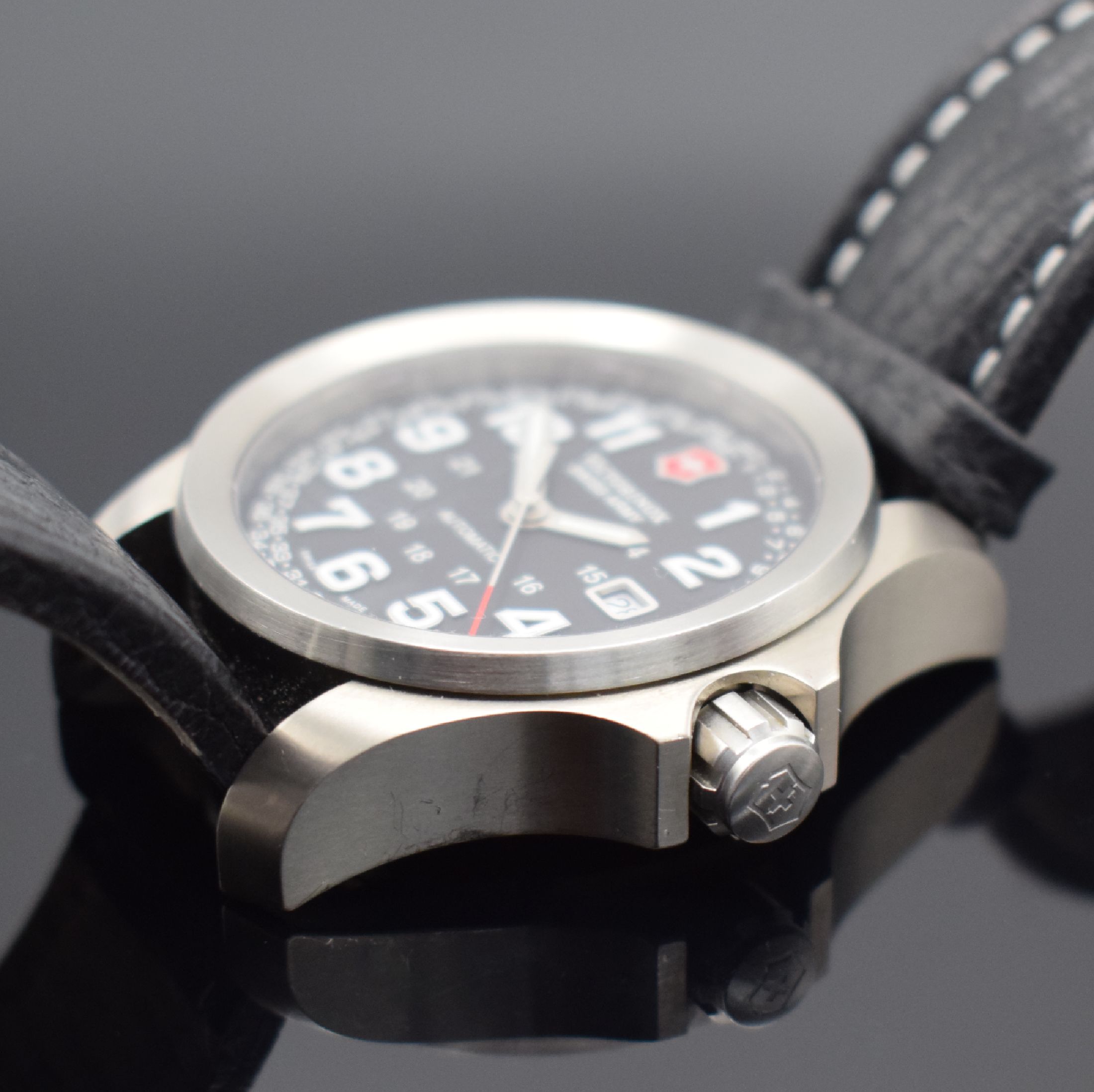 Detail b: VICTORINOX Swiss Army Ground Force Herrenarmbanduhr in Titan, Schweiz um 2010, Automatik, Ref. V.25790, beids. vergl. Geh., Boden & Krone verschr., ...