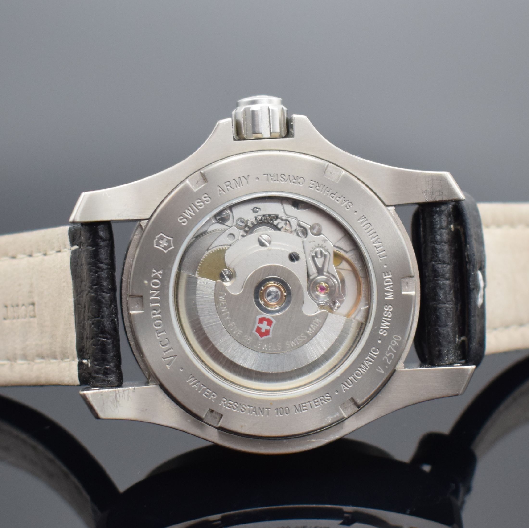 Detail c: VICTORINOX Swiss Army Ground Force Herrenarmbanduhr in Titan, Schweiz um 2010, Automatik, Ref. V.25790, beids. vergl. Geh., Boden & Krone verschr., ...