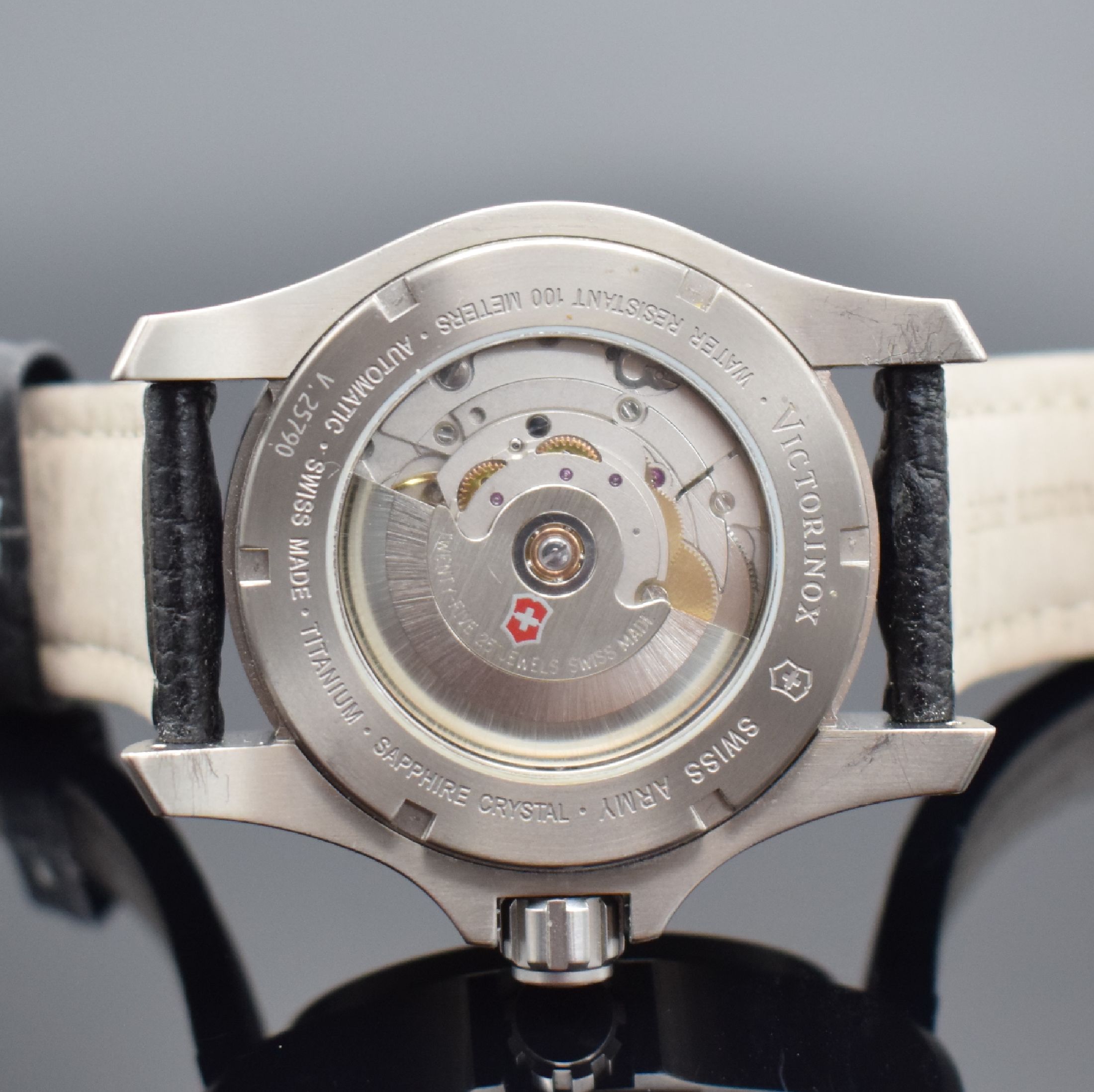 Detail d: VICTORINOX Swiss Army Ground Force Herrenarmbanduhr in Titan, Schweiz um 2010, Automatik, Ref. V.25790, beids. vergl. Geh., Boden & Krone verschr., ...
