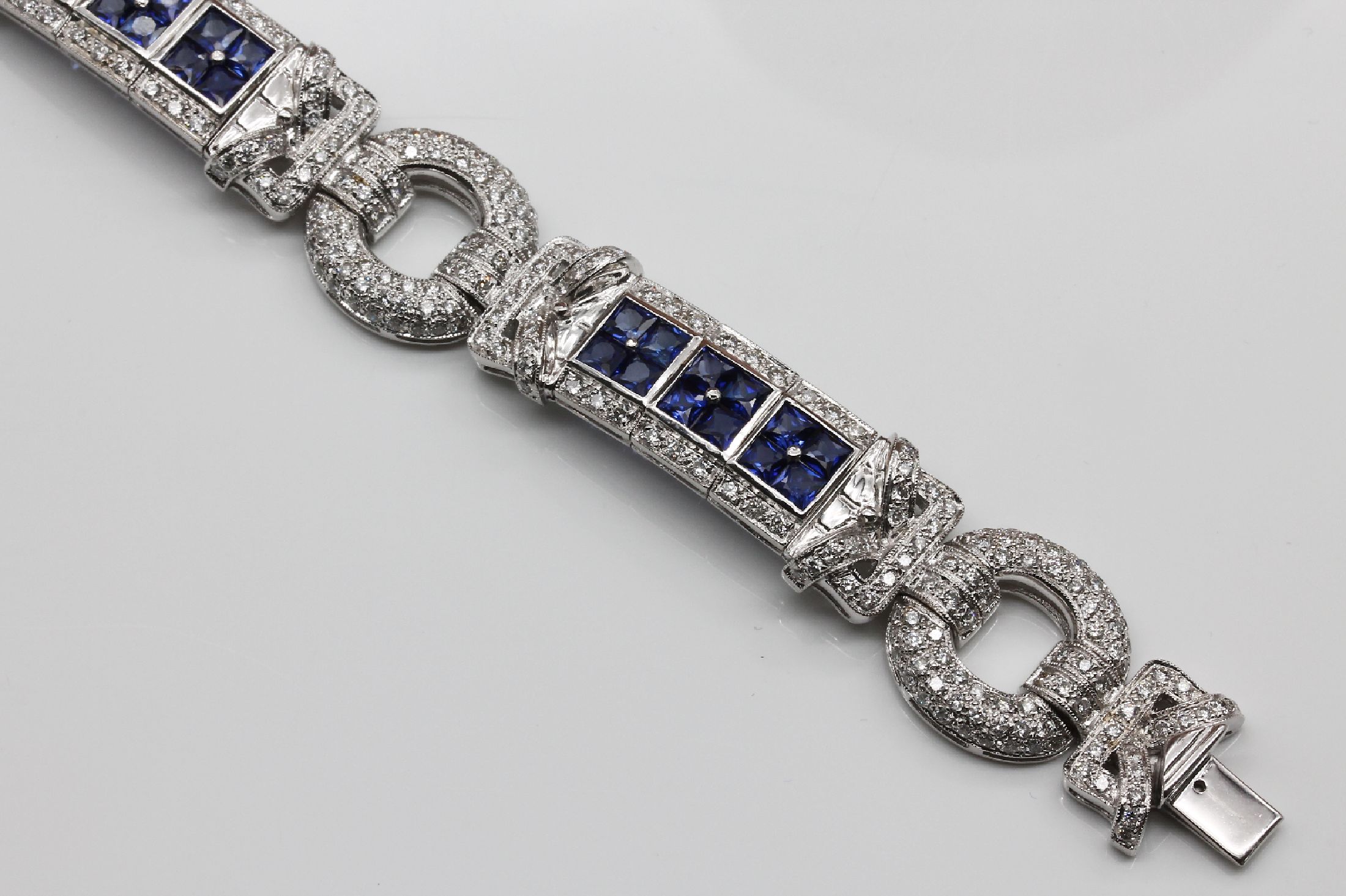 Detail b: 18 kt Gold Diamant-Saphir-Armband, WG 750/000, Diamanten zus. ca. 5.0 ct Weiß-l. get. Weiß/si, 36 Saphir-Carrees zus. ca. 3.60 ct, L ca. 18 cm, ...