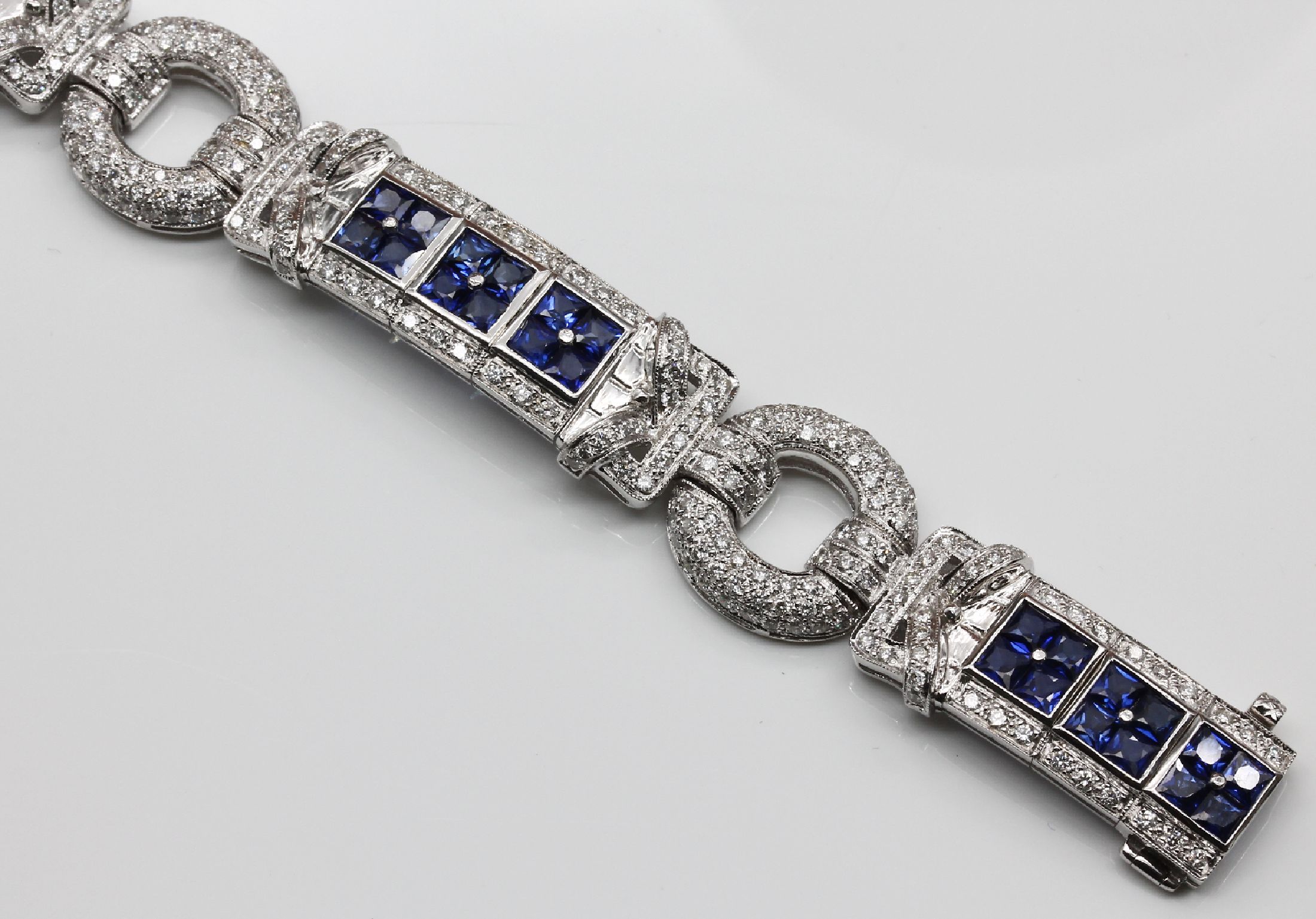 Detail c: 18 kt Gold Diamant-Saphir-Armband, WG 750/000, Diamanten zus. ca. 5.0 ct Weiß-l. get. Weiß/si, 36 Saphir-Carrees zus. ca. 3.60 ct, L ca. 18 cm, ...