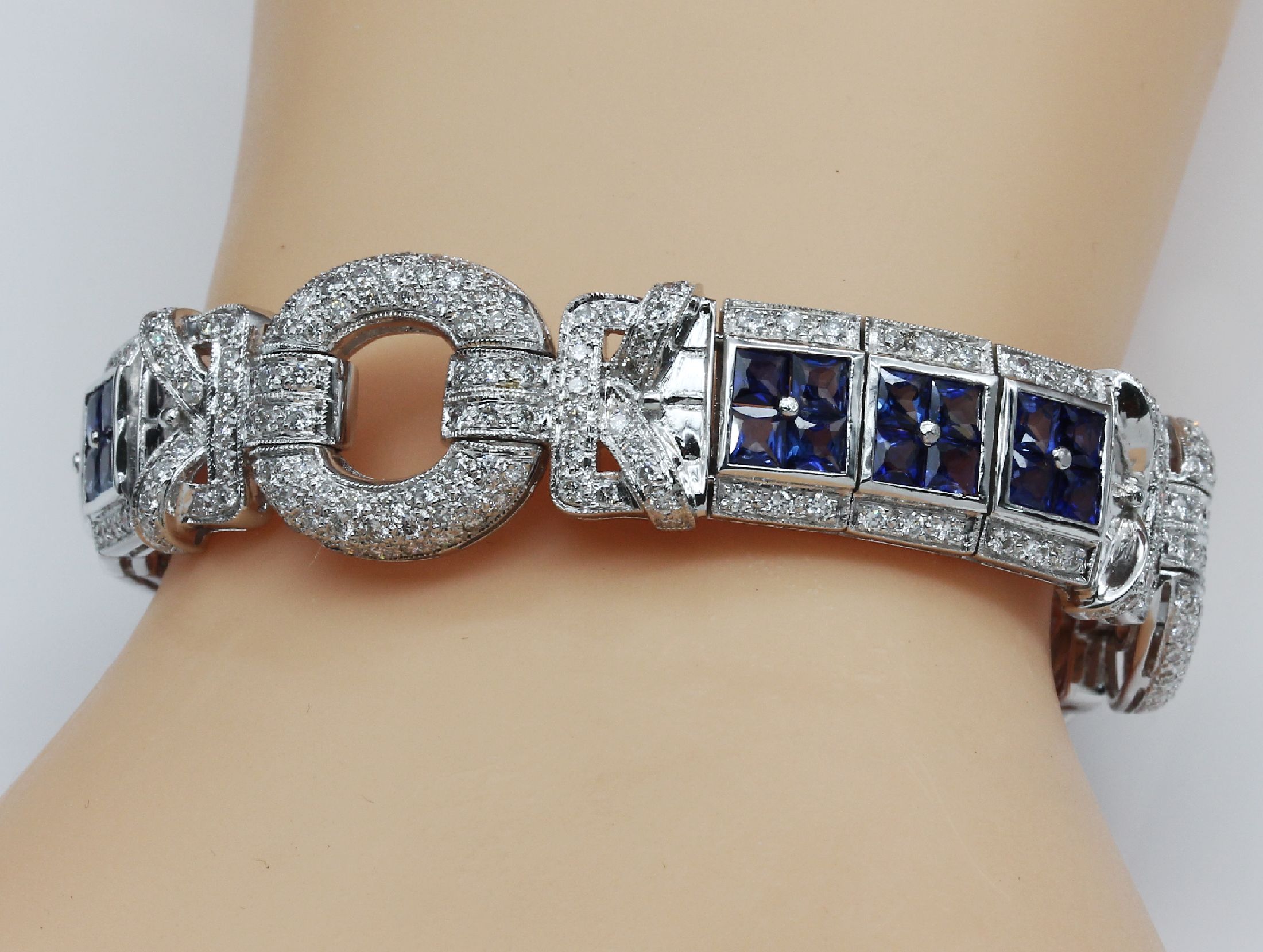 Detail e: 18 kt Gold Diamant-Saphir-Armband, WG 750/000, Diamanten zus. ca. 5.0 ct Weiß-l. get. Weiß/si, 36 Saphir-Carrees zus. ca. 3.60 ct, L ca. 18 cm, ...