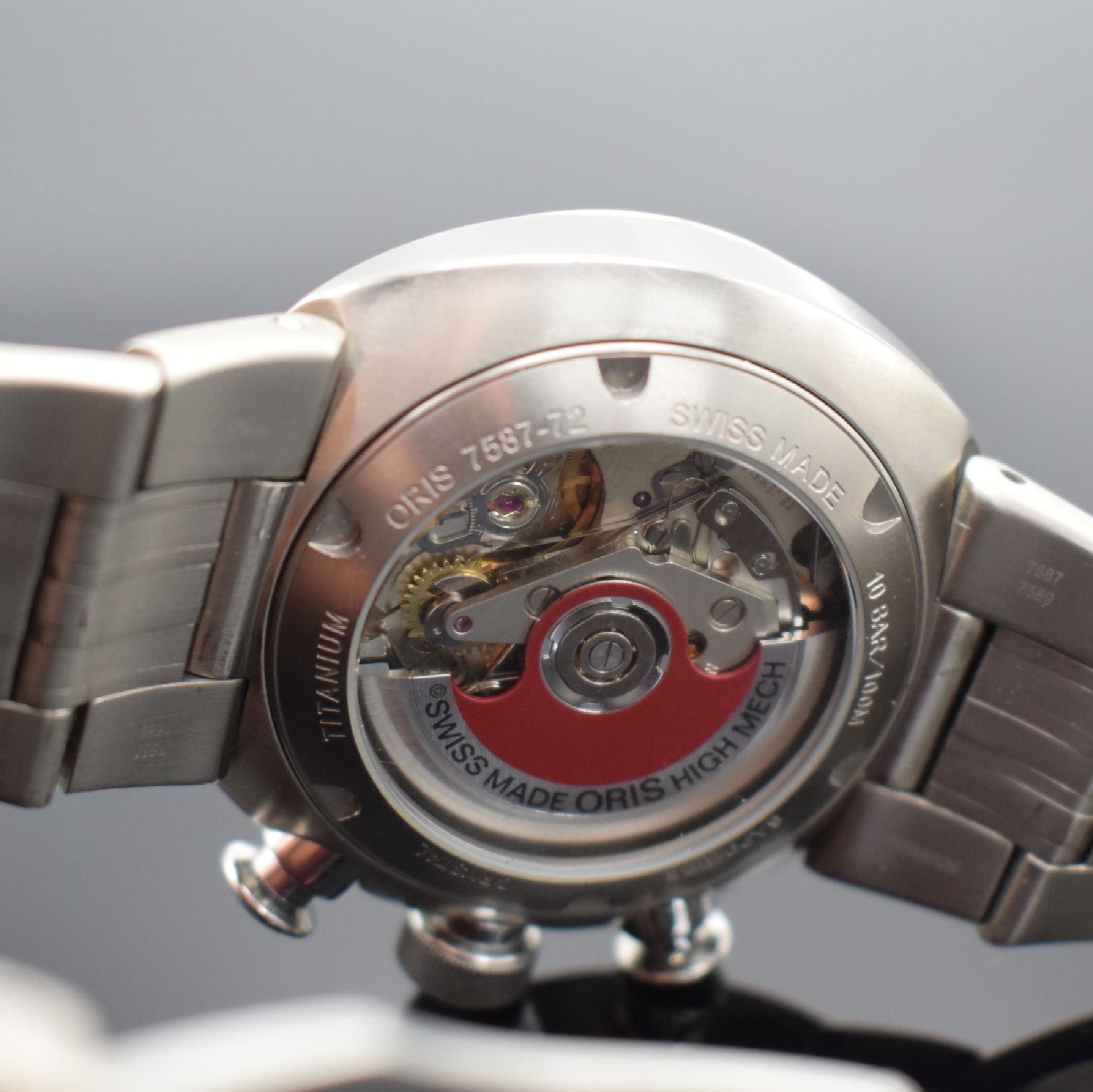 Detail e: ORIS TT3 Herrenarmbanduhr mit Chronograph, Schweiz um 2010, Automatik, beids. vergl. Titangeh., Boden & Krone verschr., orig. Titan Gliederband, ...