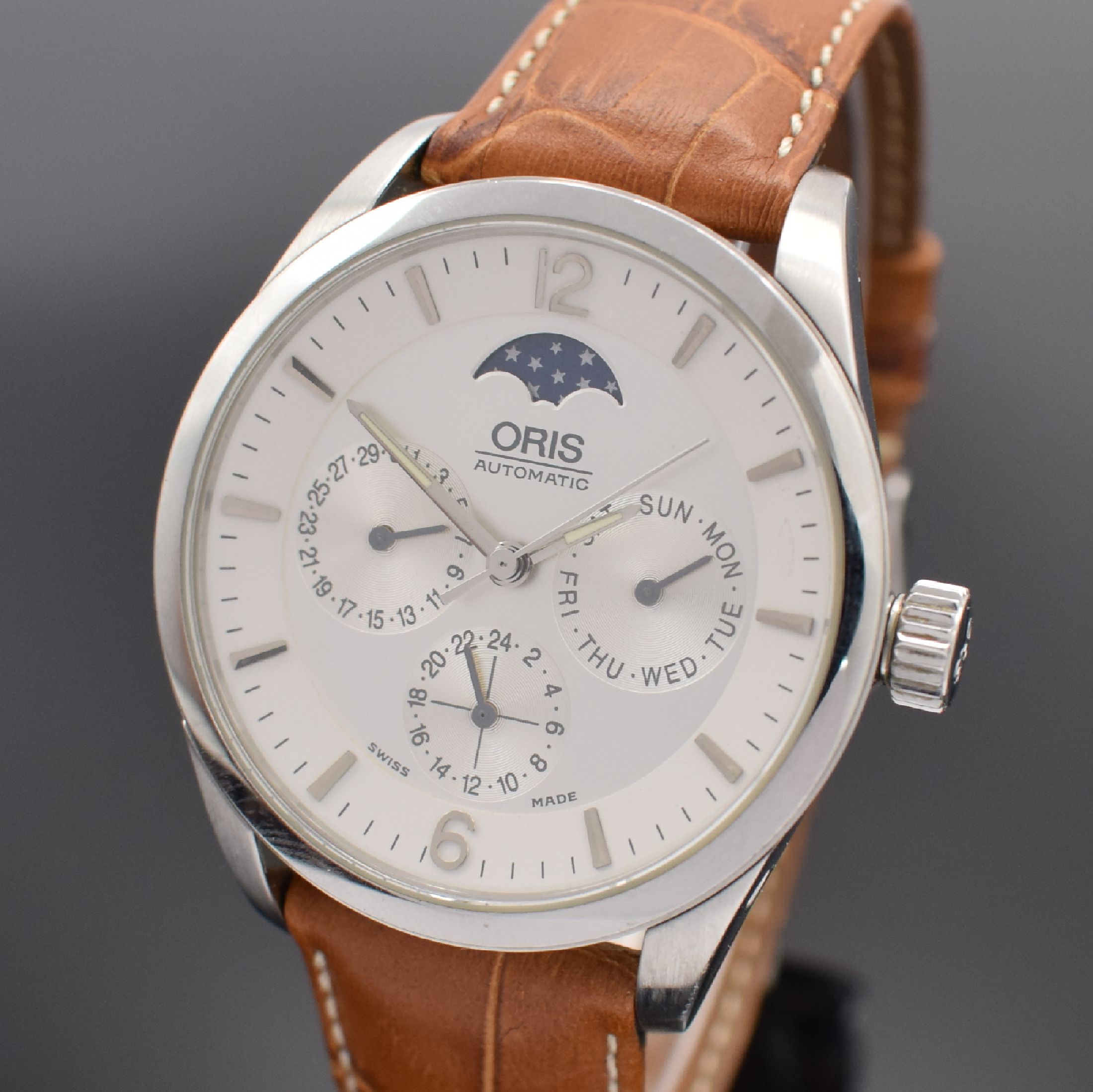 Detail a: ORIS Herrenarmbanduhr mit Vollkalender & 2. Zeitzone, Schweiz um 2005, Automatik, Ref. 7506, beids. vergl. Edelstahlgeh., Boden geschr., Korrekturdr. ...