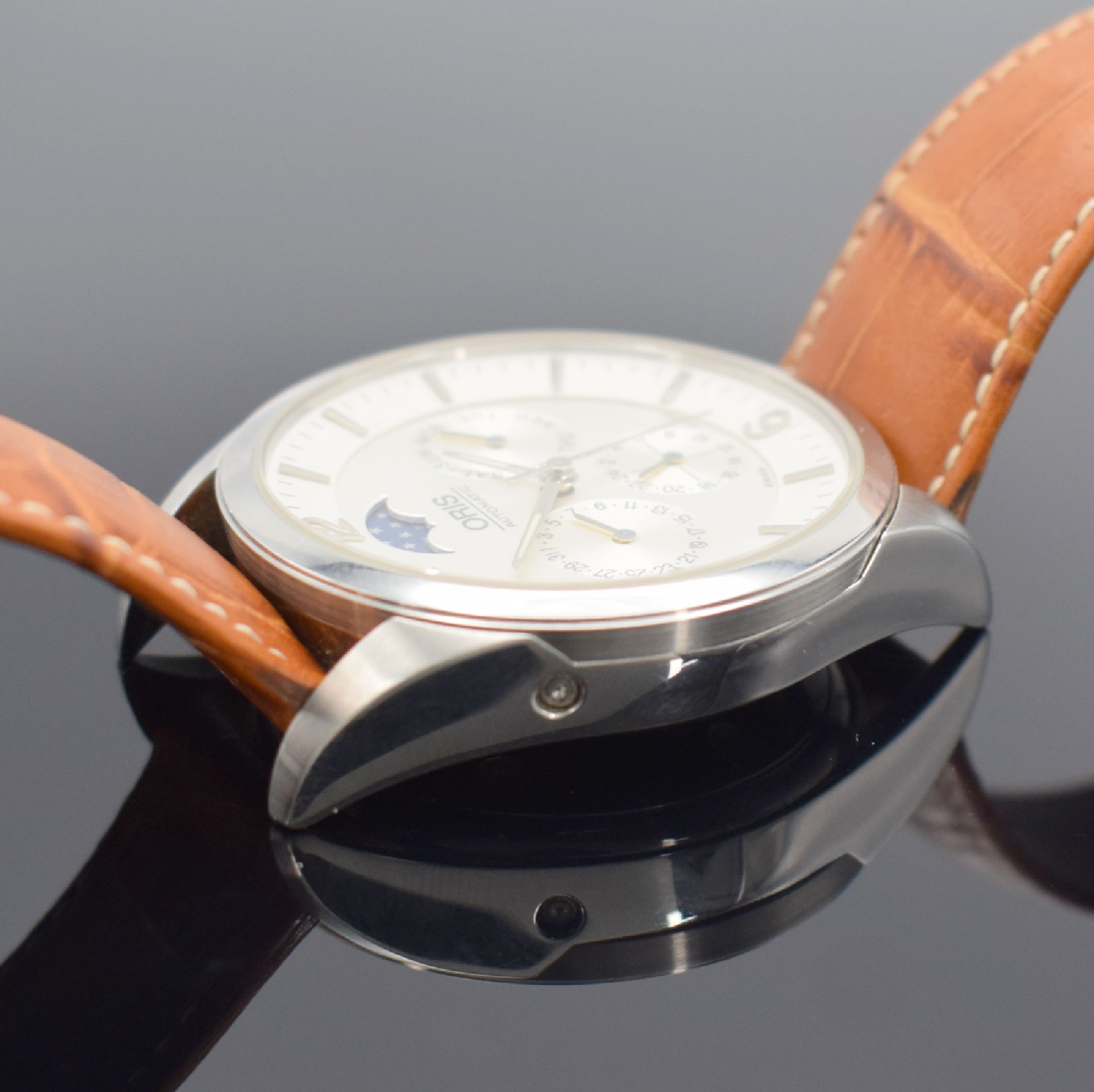 Detail d: ORIS Herrenarmbanduhr mit Vollkalender & 2. Zeitzone, Schweiz um 2005, Automatik, Ref. 7506, beids. vergl. Edelstahlgeh., Boden geschr., Korrekturdr. ...