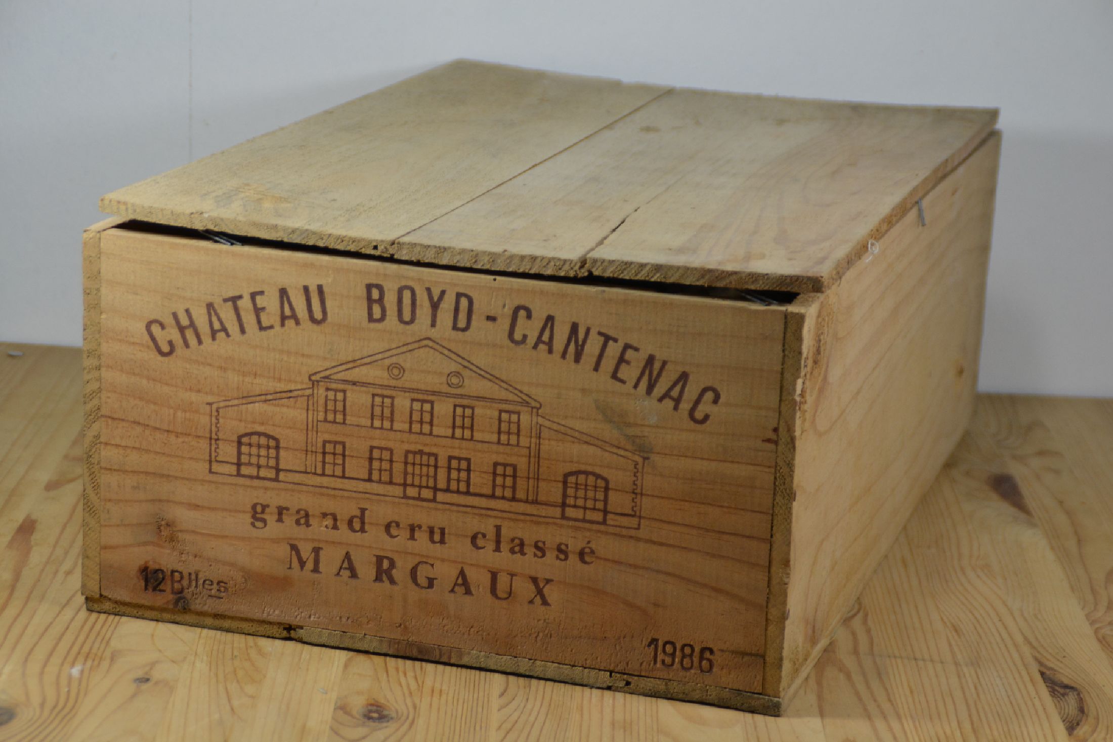 12 Flaschen in orig. Holzkiste, 1986 Chateau Boyd-Cantenac, Pauillac, je 750ml, 12%Vol., unverkostet, in geöffneter Holzkiste
