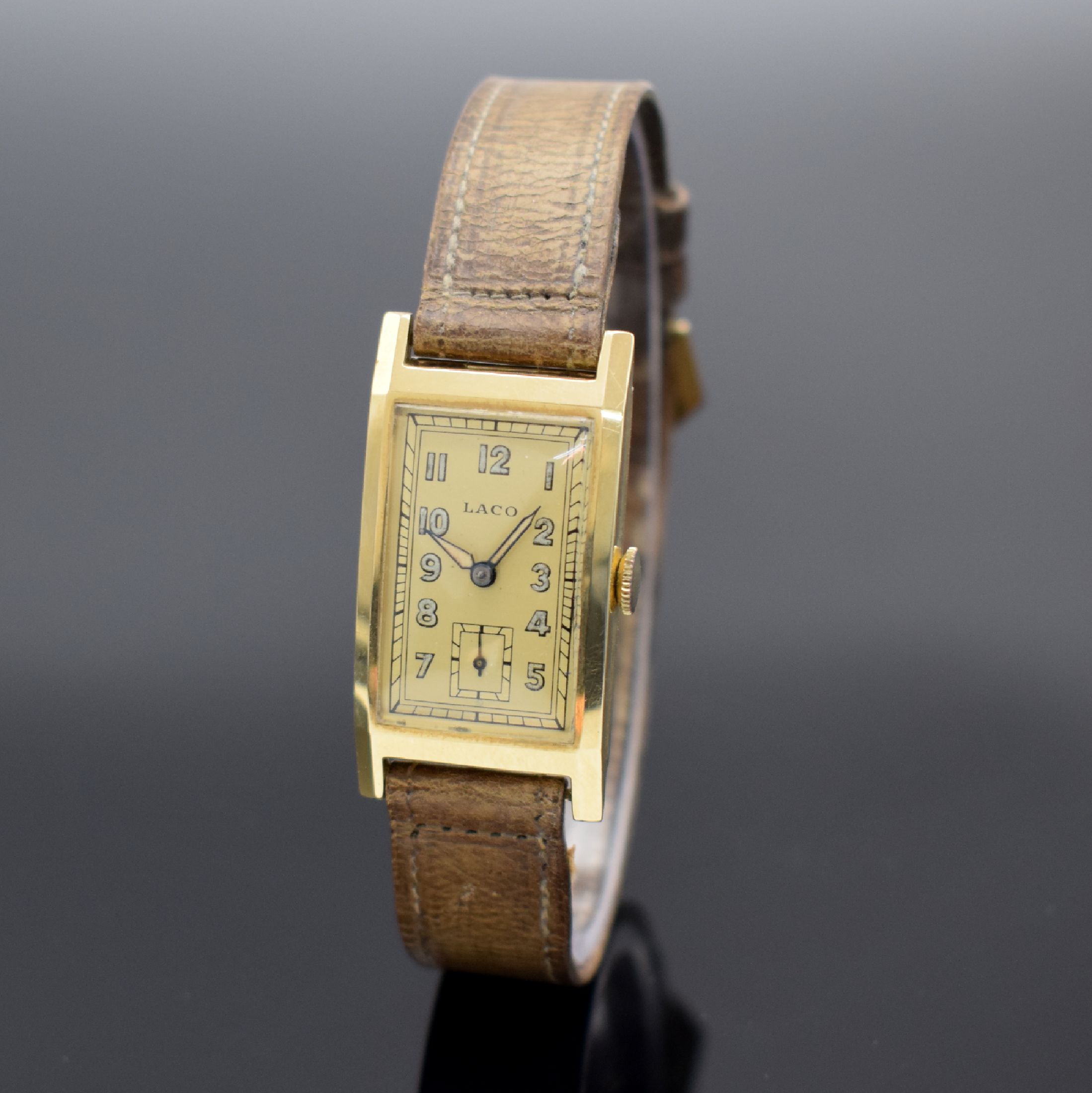 LACO Herrenarmbanduhr in GG 585/000, Handaufzug, Deutschland um 1938, Scharnierboden, gold. Zifferblatt m. arab. Leuchtzahlen l. fl., gebl. ...