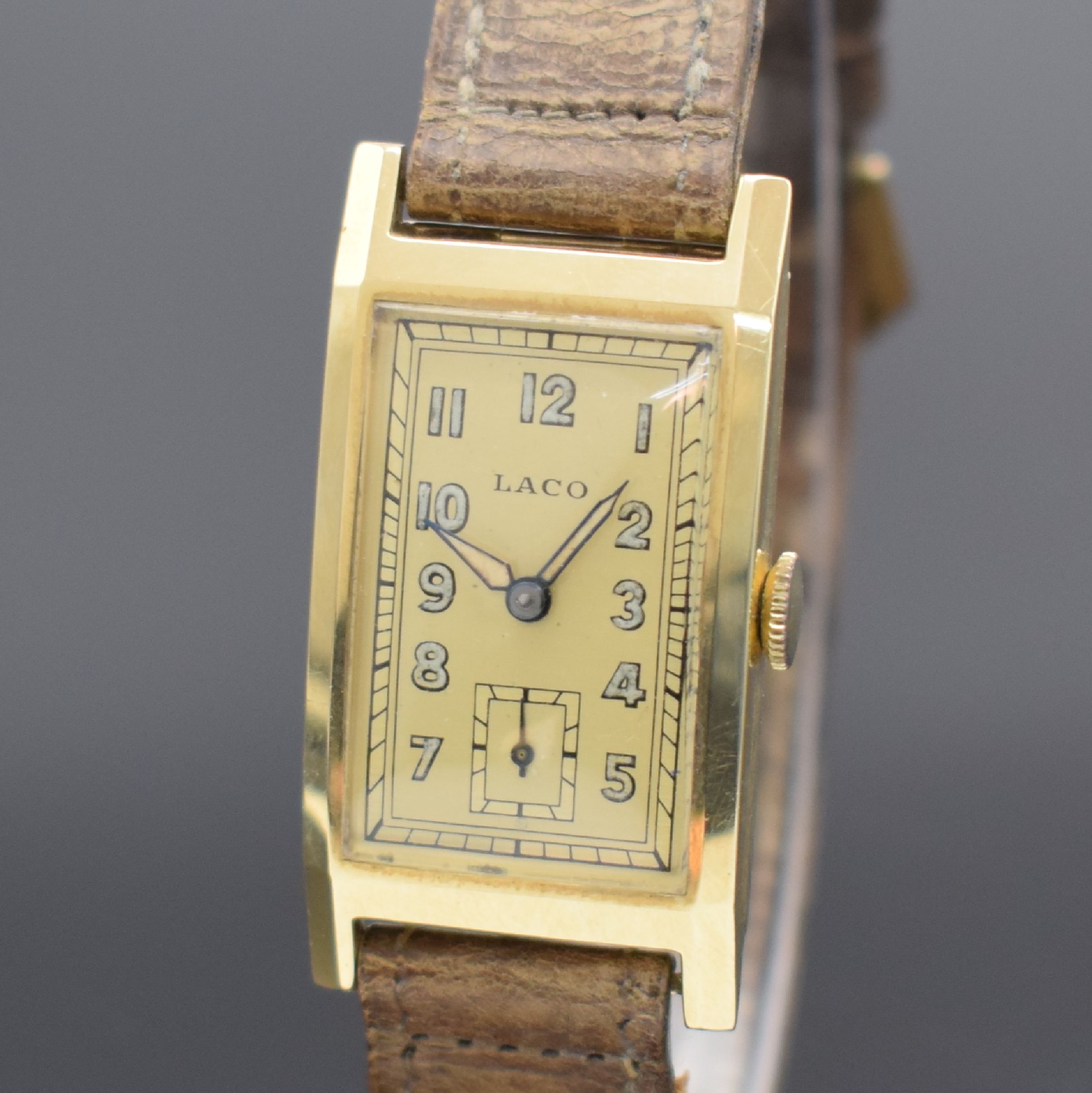 Detail a: LACO Herrenarmbanduhr in GG 585/000, Handaufzug, Deutschland um 1938, Scharnierboden, gold. Zifferblatt m. arab. Leuchtzahlen l. fl., gebl. ...