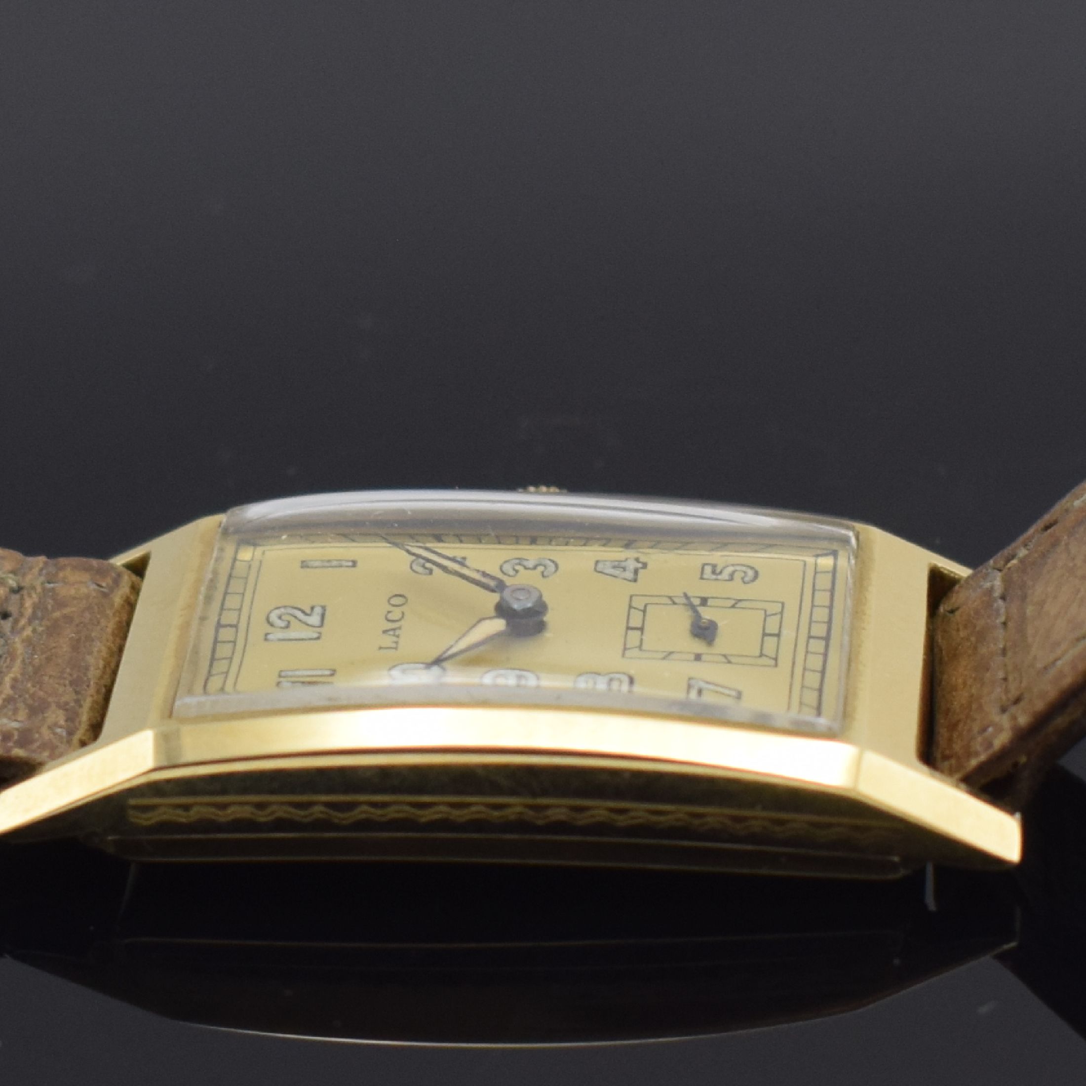 Detail b: LACO Herrenarmbanduhr in GG 585/000, Handaufzug, Deutschland um 1938, Scharnierboden, gold. Zifferblatt m. arab. Leuchtzahlen l. fl., gebl. ...