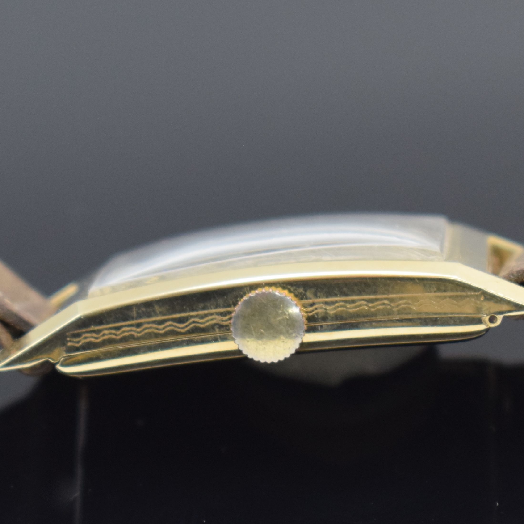 Detail c: LACO Herrenarmbanduhr in GG 585/000, Handaufzug, Deutschland um 1938, Scharnierboden, gold. Zifferblatt m. arab. Leuchtzahlen l. fl., gebl. ...