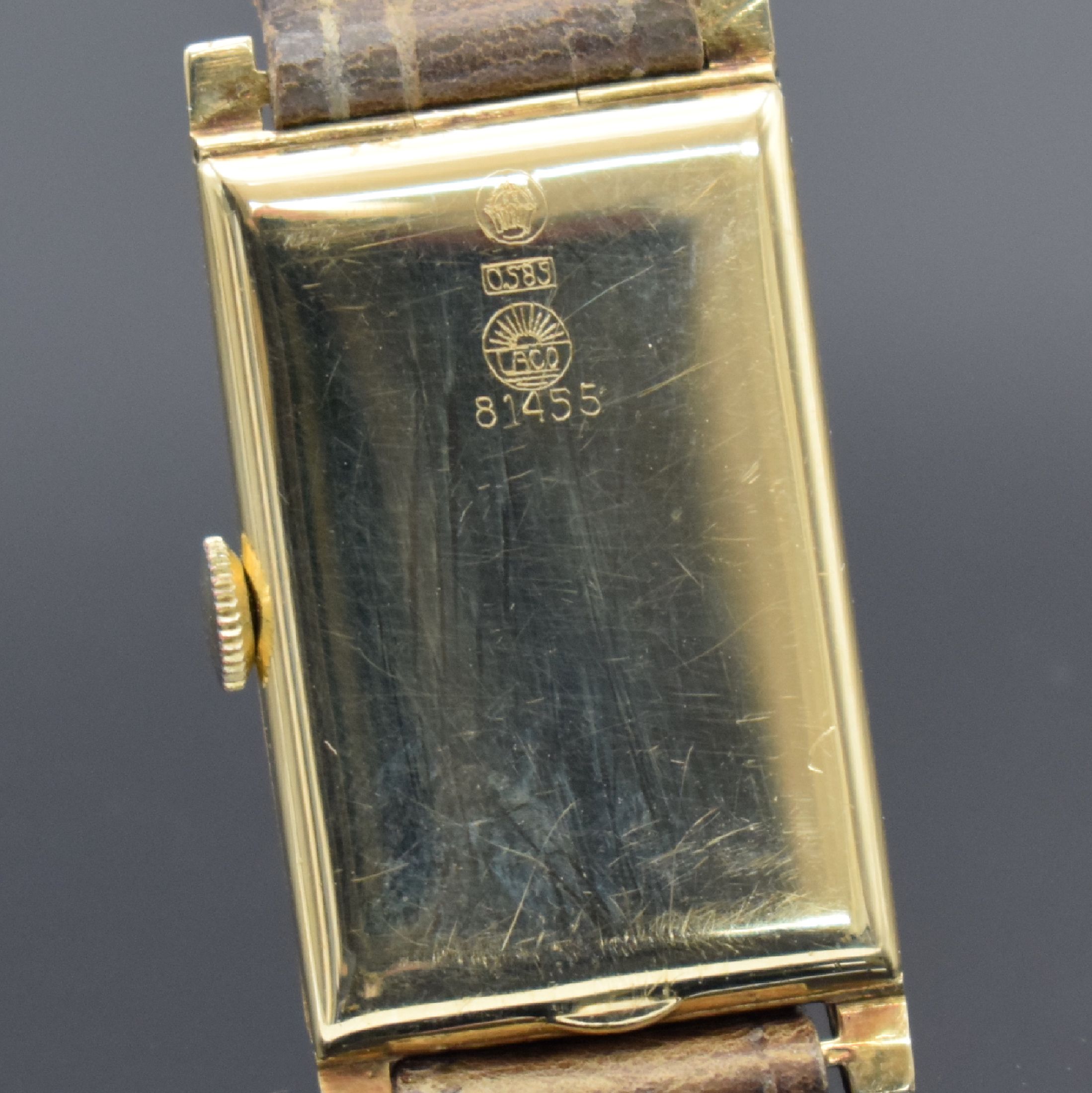 Detail d: LACO Herrenarmbanduhr in GG 585/000, Handaufzug, Deutschland um 1938, Scharnierboden, gold. Zifferblatt m. arab. Leuchtzahlen l. fl., gebl. ...