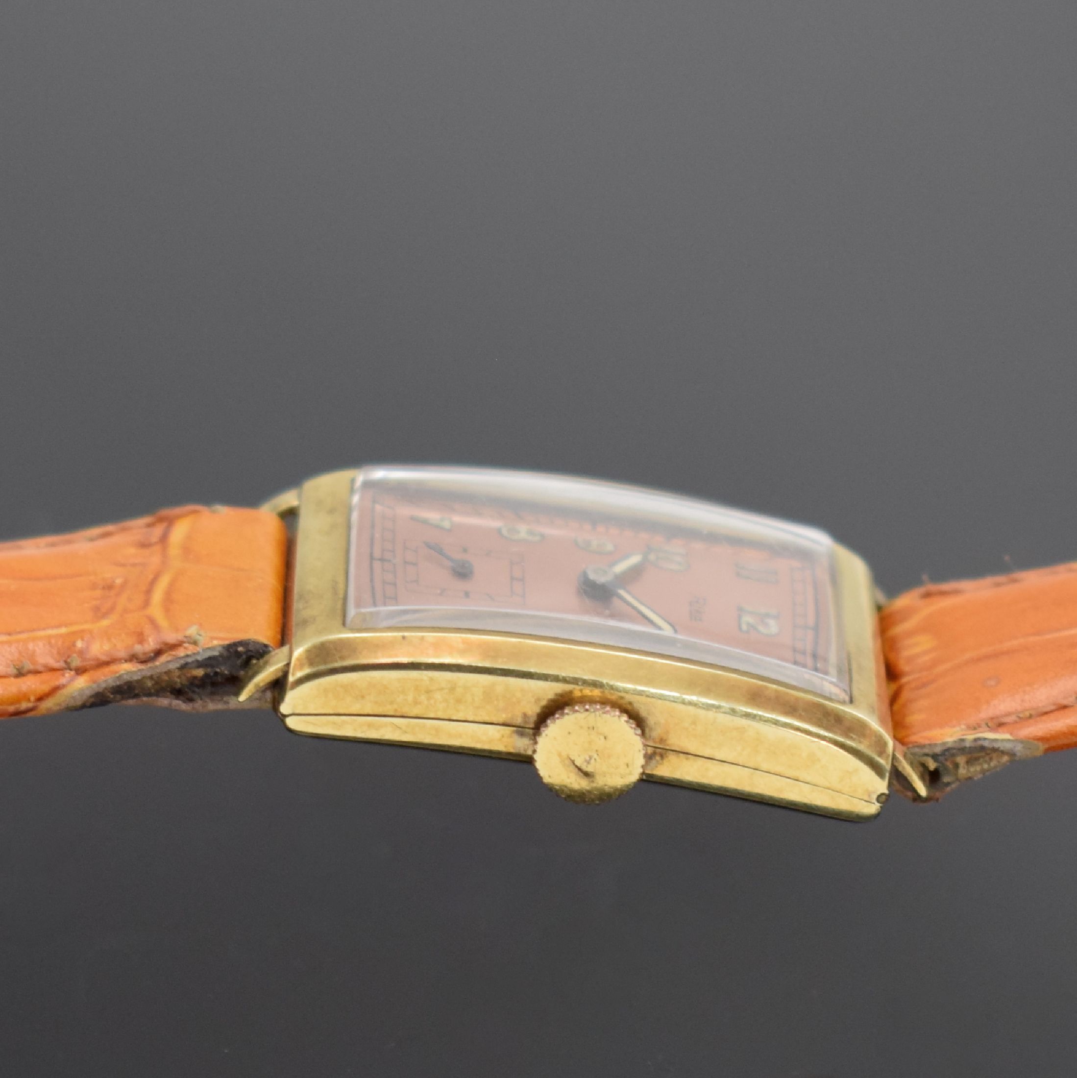 Detail b: RIKA Armbanduhr in GG 585/000, Handaufzug, Deutschland um 1940, Scharnierboden, rotverg. Zifferblatt m. arab. Leuchtzahlen l. fl., gebl. ...