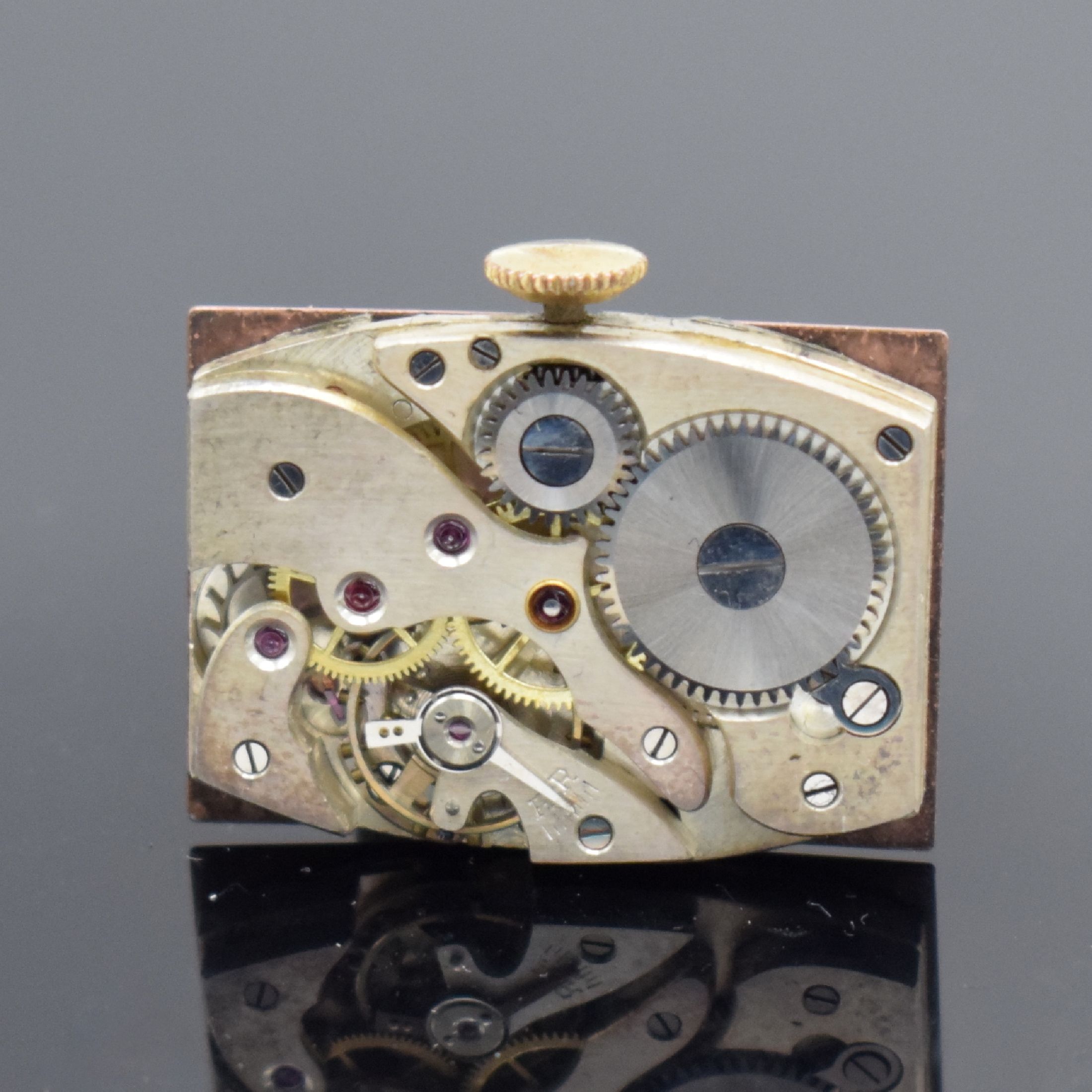 Detail d: RIKA Armbanduhr in GG 585/000, Handaufzug, Deutschland um 1940, Scharnierboden, rotverg. Zifferblatt m. arab. Leuchtzahlen l. fl., gebl. ...