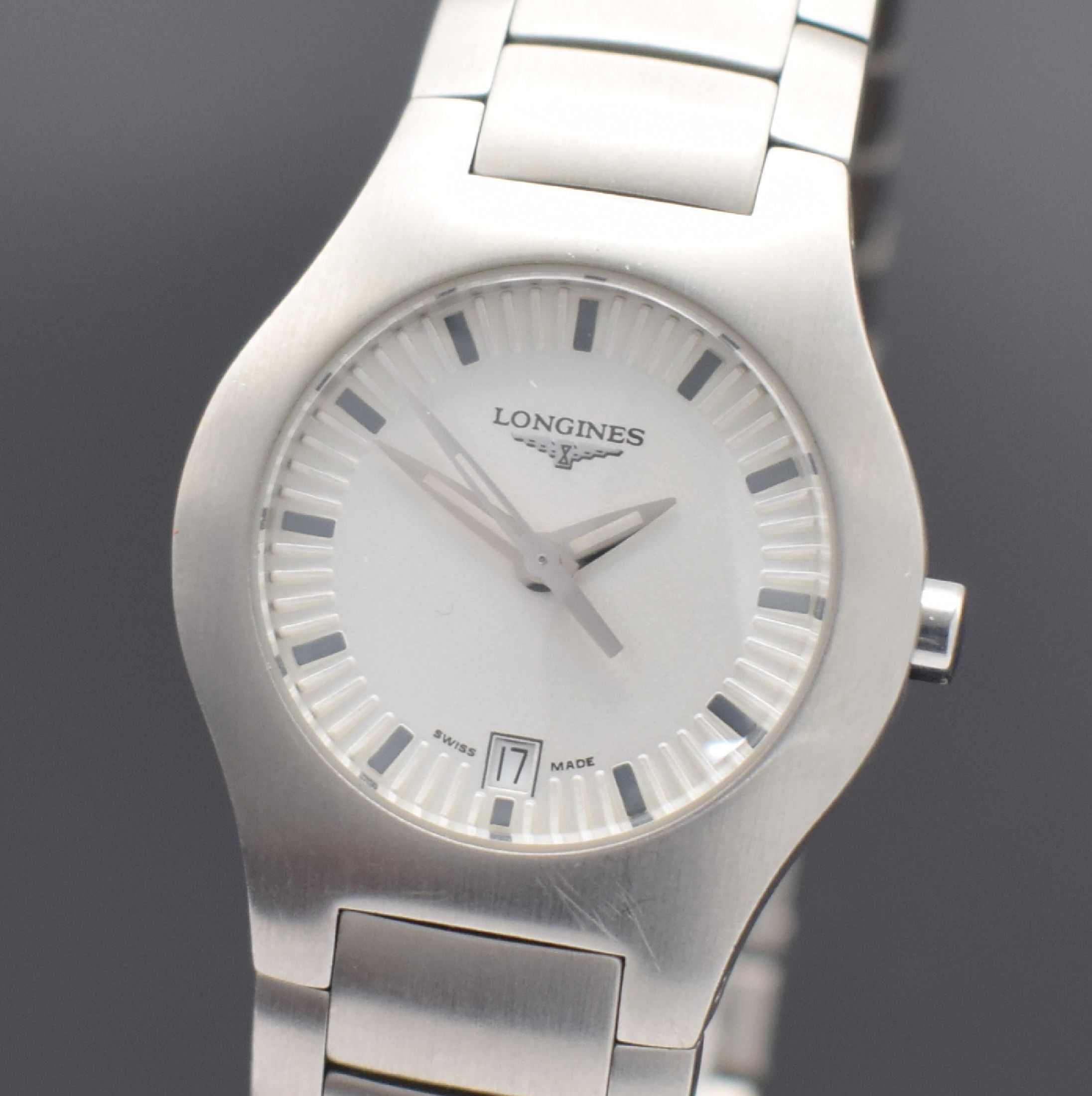 Detail a: LONGINES Damenarmbanduhr Referenz L3.117.4, quarz, Edelstahlgeh. inkl. Gliederband m. dopp. Faltschl., Boden aufgedr., silb. Zifferbl., Anz. v. Std., ...