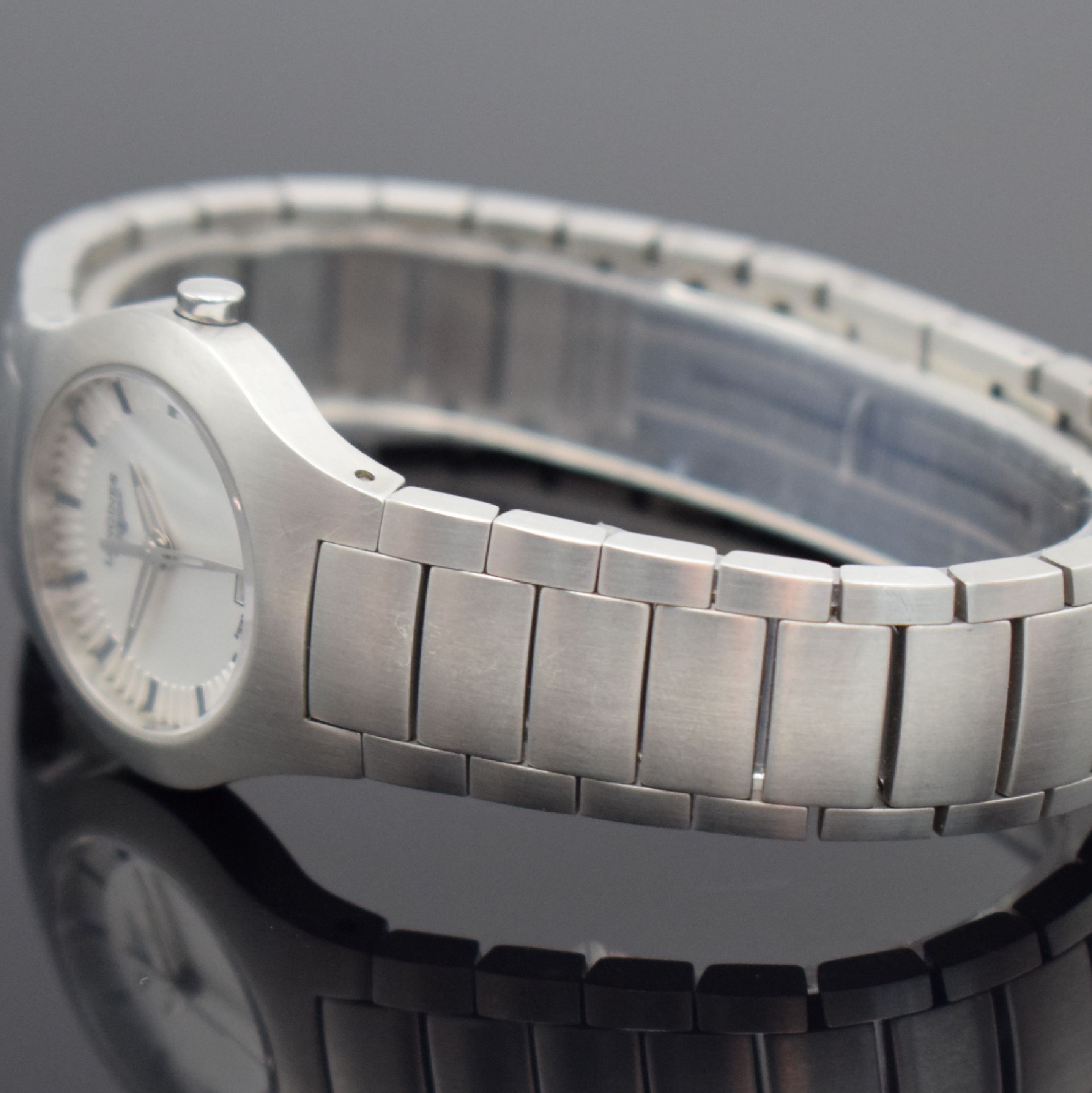 Detail b: LONGINES Damenarmbanduhr Referenz L3.117.4, quarz, Edelstahlgeh. inkl. Gliederband m. dopp. Faltschl., Boden aufgedr., silb. Zifferbl., Anz. v. Std., ...