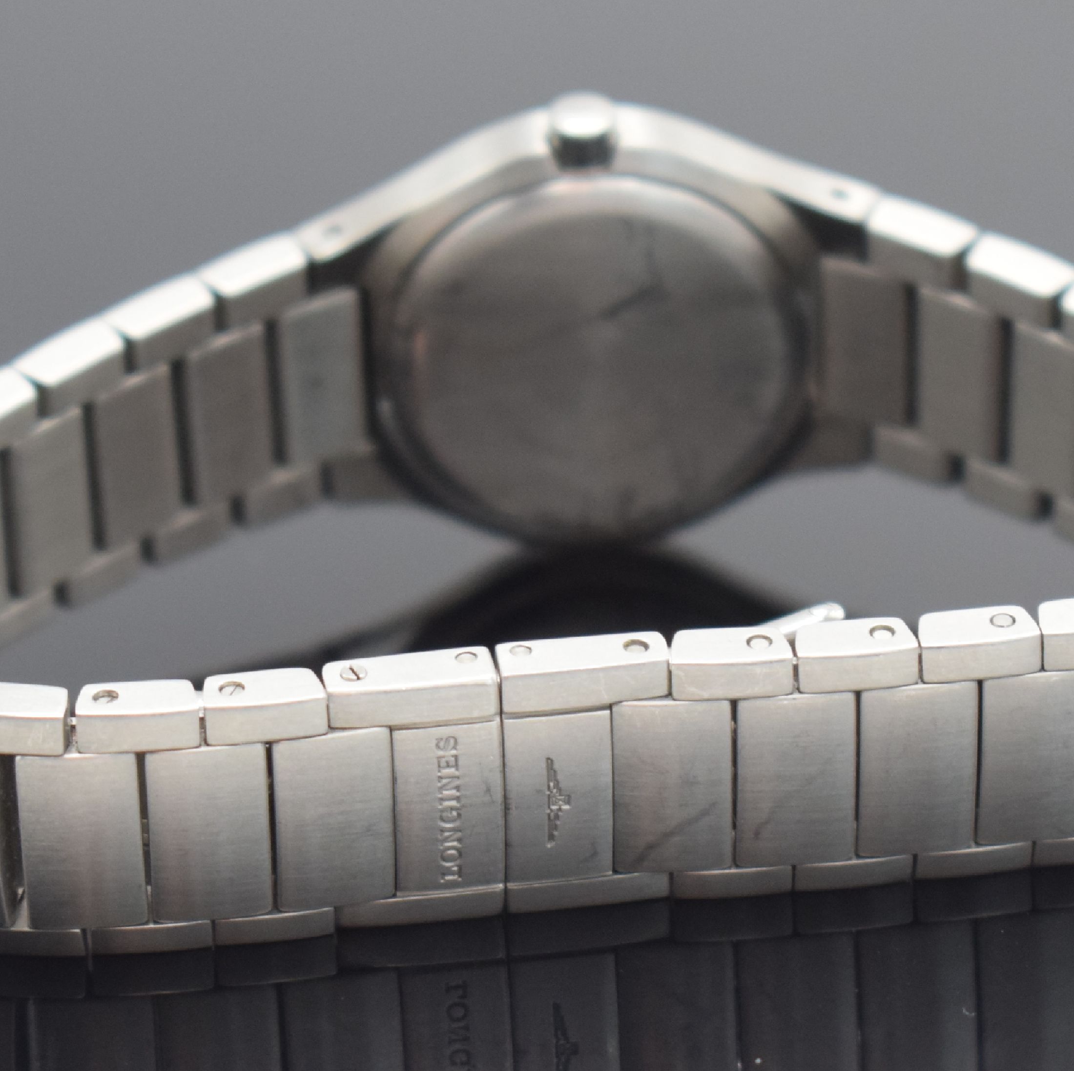 Detail c: LONGINES Damenarmbanduhr Referenz L3.117.4, quarz, Edelstahlgeh. inkl. Gliederband m. dopp. Faltschl., Boden aufgedr., silb. Zifferbl., Anz. v. Std., ...