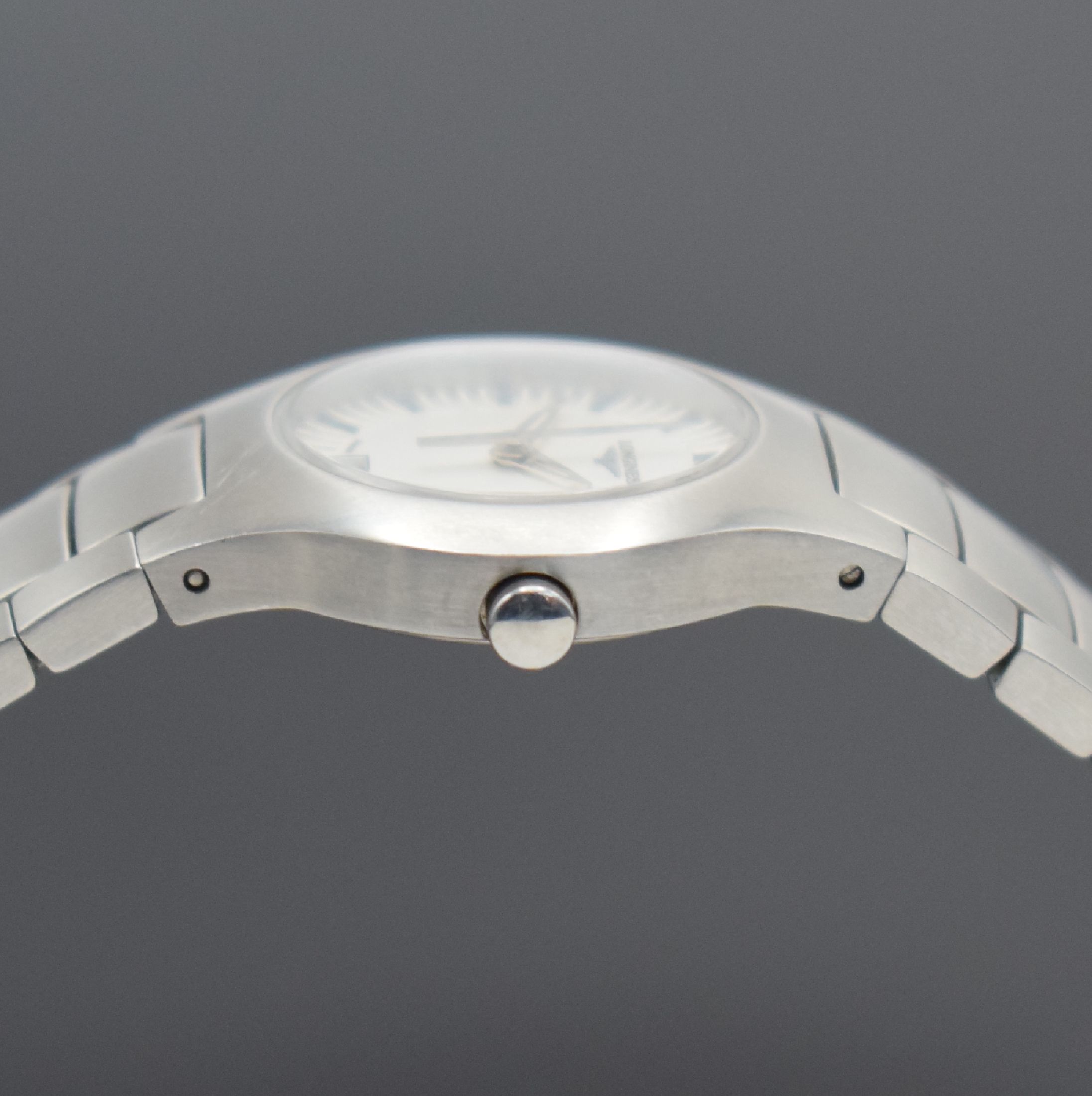Detail d: LONGINES Damenarmbanduhr Referenz L3.117.4, quarz, Edelstahlgeh. inkl. Gliederband m. dopp. Faltschl., Boden aufgedr., silb. Zifferbl., Anz. v. Std., ...