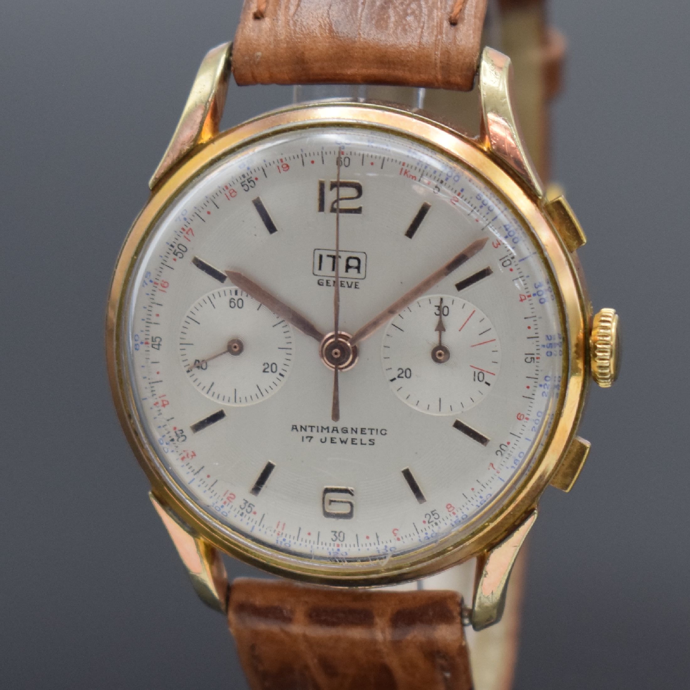 Detail a: ITA Geneve Armbandchronograph, Schweiz um 1945, Handaufzug, verg. Geh., Edelstahlboden aufgedr., silb. Zifferbl. m. arab. Zahlen & Indizes, gold. ...