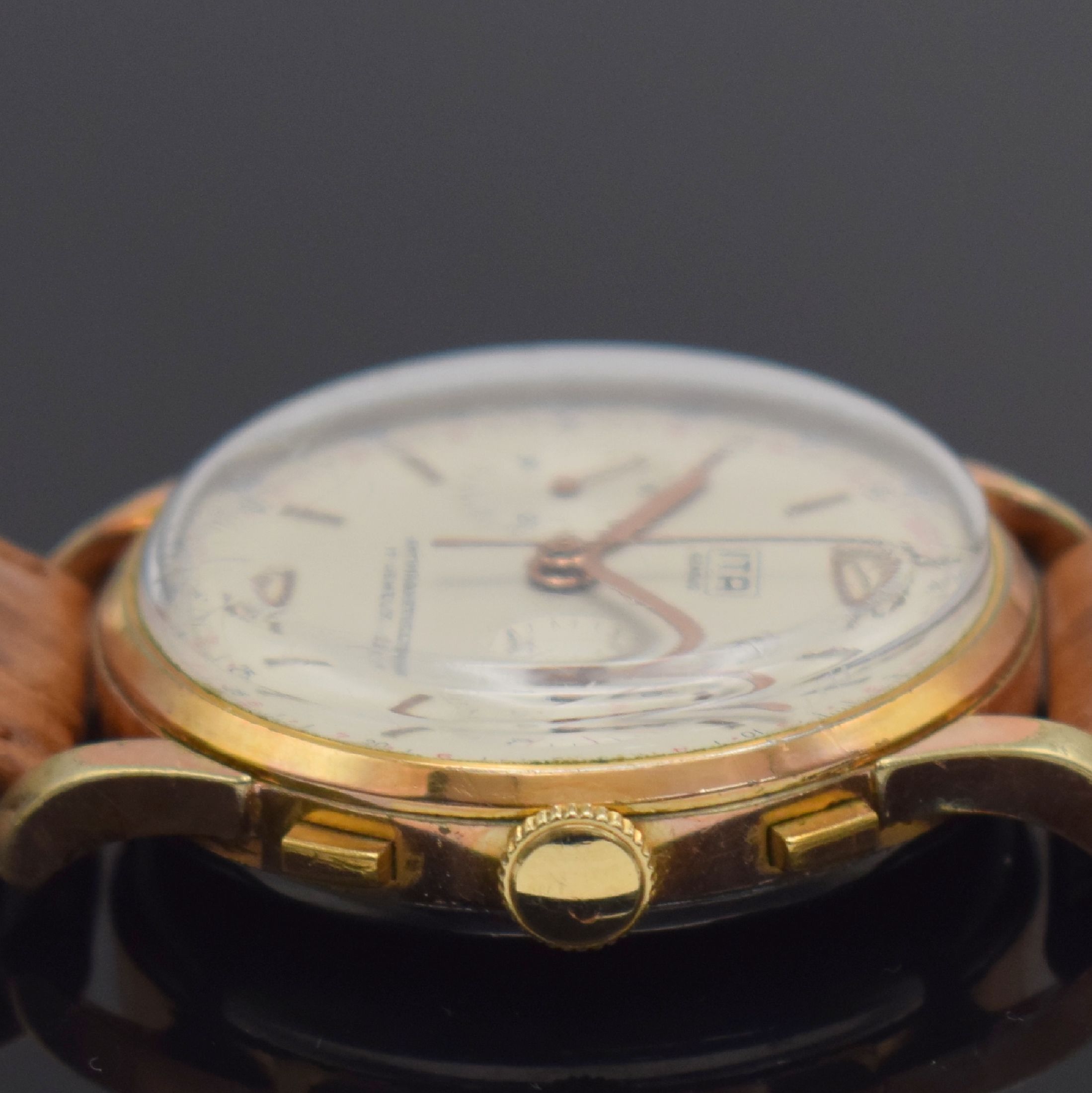 Detail b: ITA Geneve Armbandchronograph, Schweiz um 1945, Handaufzug, verg. Geh., Edelstahlboden aufgedr., silb. Zifferbl. m. arab. Zahlen & Indizes, gold. ...