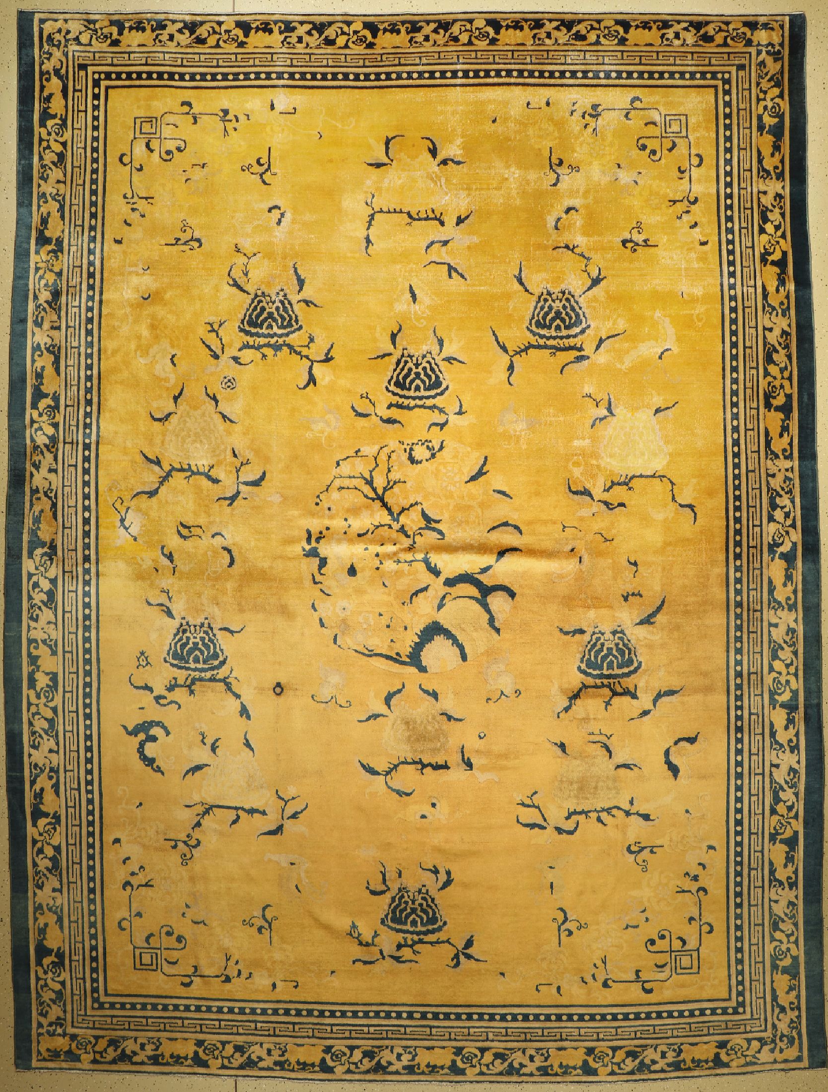 Lotusteppich antik, China/Indien, 19. Jhd, Wolle auf Baumwolle, ca. 435 x 330 cm, EHZ:(altersbedingter Zustand, Restaurierungen).