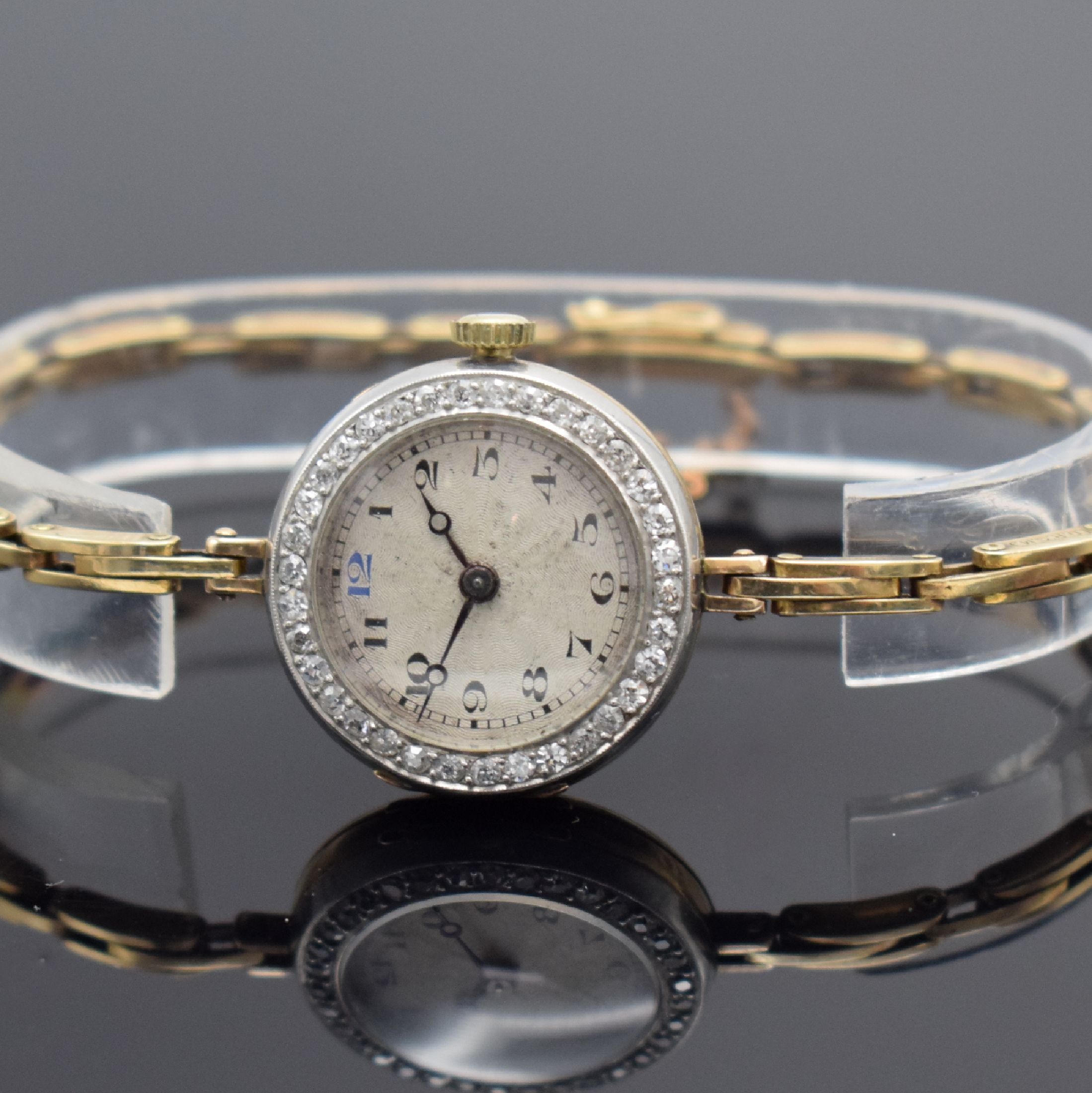 Detail b: Frühe Damenarmbanduhr in GG 585/000, Schweiz um 1920, Handaufzug, 3-teil. Geh., Goldband m. Sicherheitskettchen, Lünette in WG 333/000 m. Diamanten ...