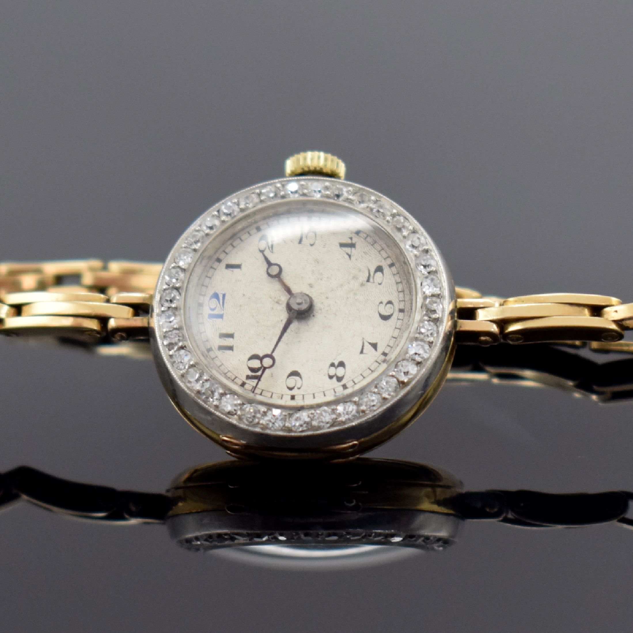Detail c: Frühe Damenarmbanduhr in GG 585/000, Schweiz um 1920, Handaufzug, 3-teil. Geh., Goldband m. Sicherheitskettchen, Lünette in WG 333/000 m. Diamanten ...