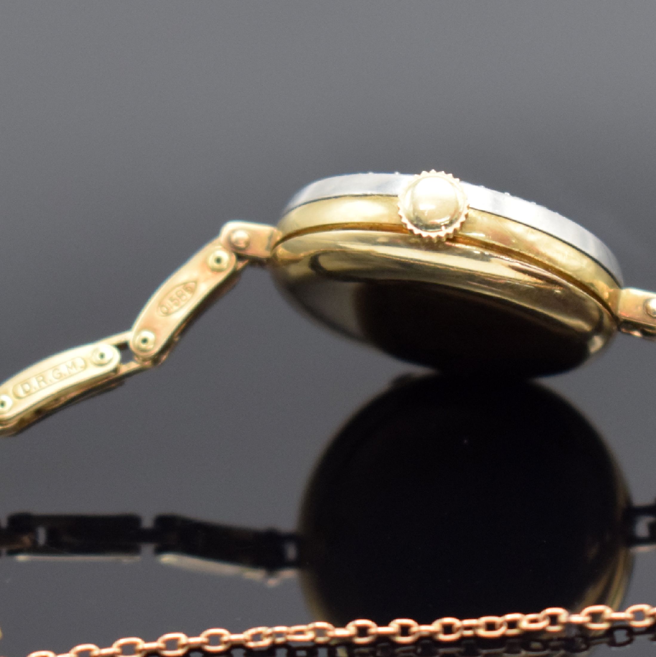 Detail d: Frühe Damenarmbanduhr in GG 585/000, Schweiz um 1920, Handaufzug, 3-teil. Geh., Goldband m. Sicherheitskettchen, Lünette in WG 333/000 m. Diamanten ...