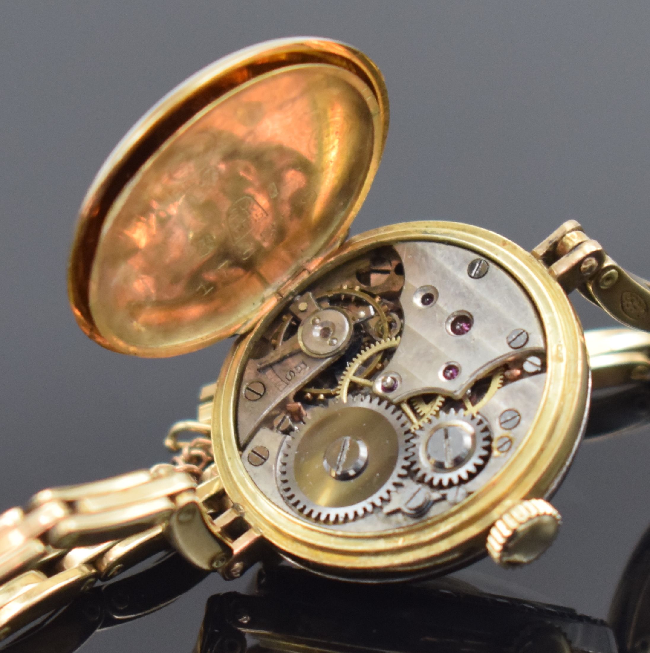 Detail e: Frühe Damenarmbanduhr in GG 585/000, Schweiz um 1920, Handaufzug, 3-teil. Geh., Goldband m. Sicherheitskettchen, Lünette in WG 333/000 m. Diamanten ...