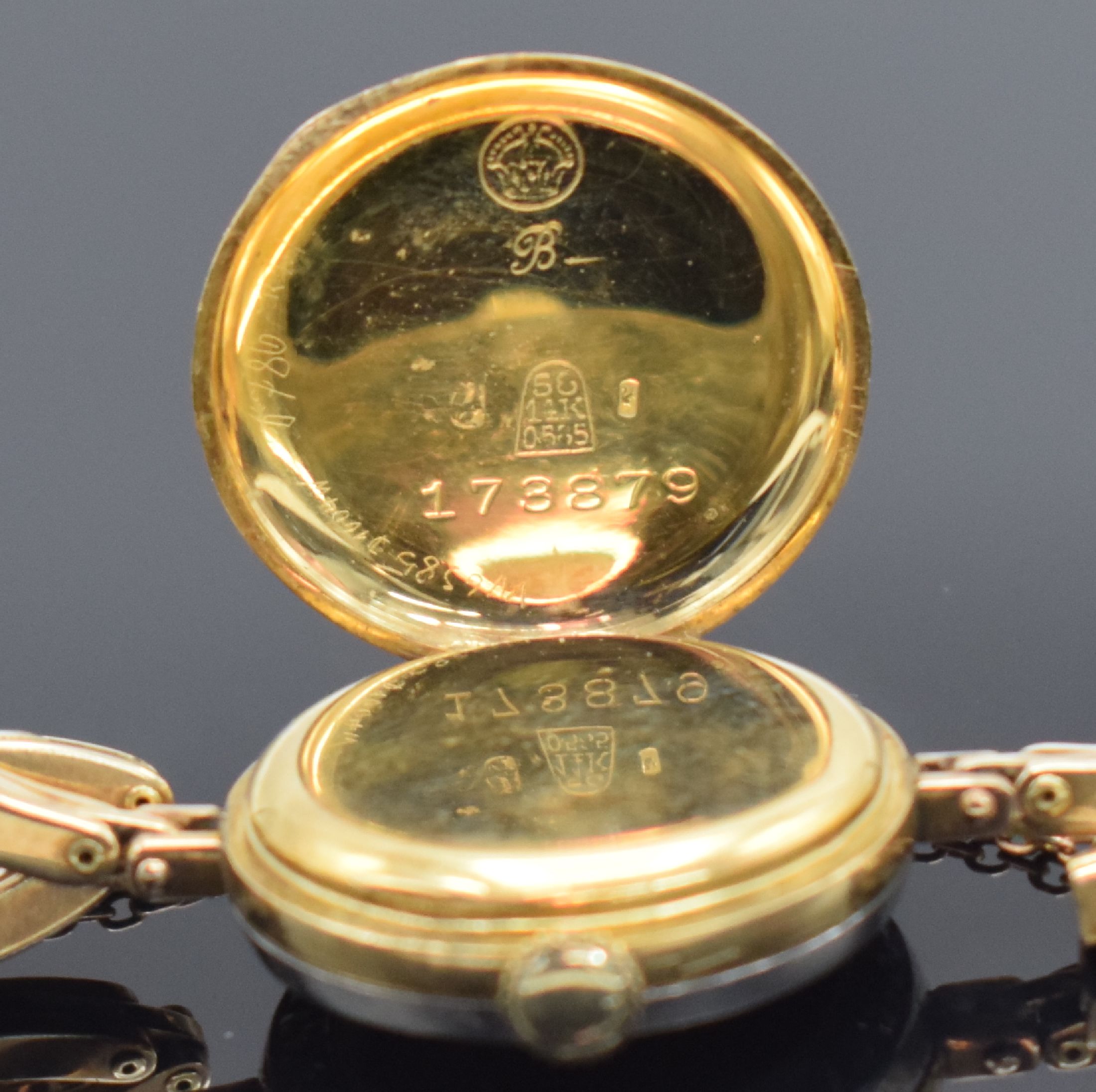 Detail f: Frühe Damenarmbanduhr in GG 585/000, Schweiz um 1920, Handaufzug, 3-teil. Geh., Goldband m. Sicherheitskettchen, Lünette in WG 333/000 m. Diamanten ...