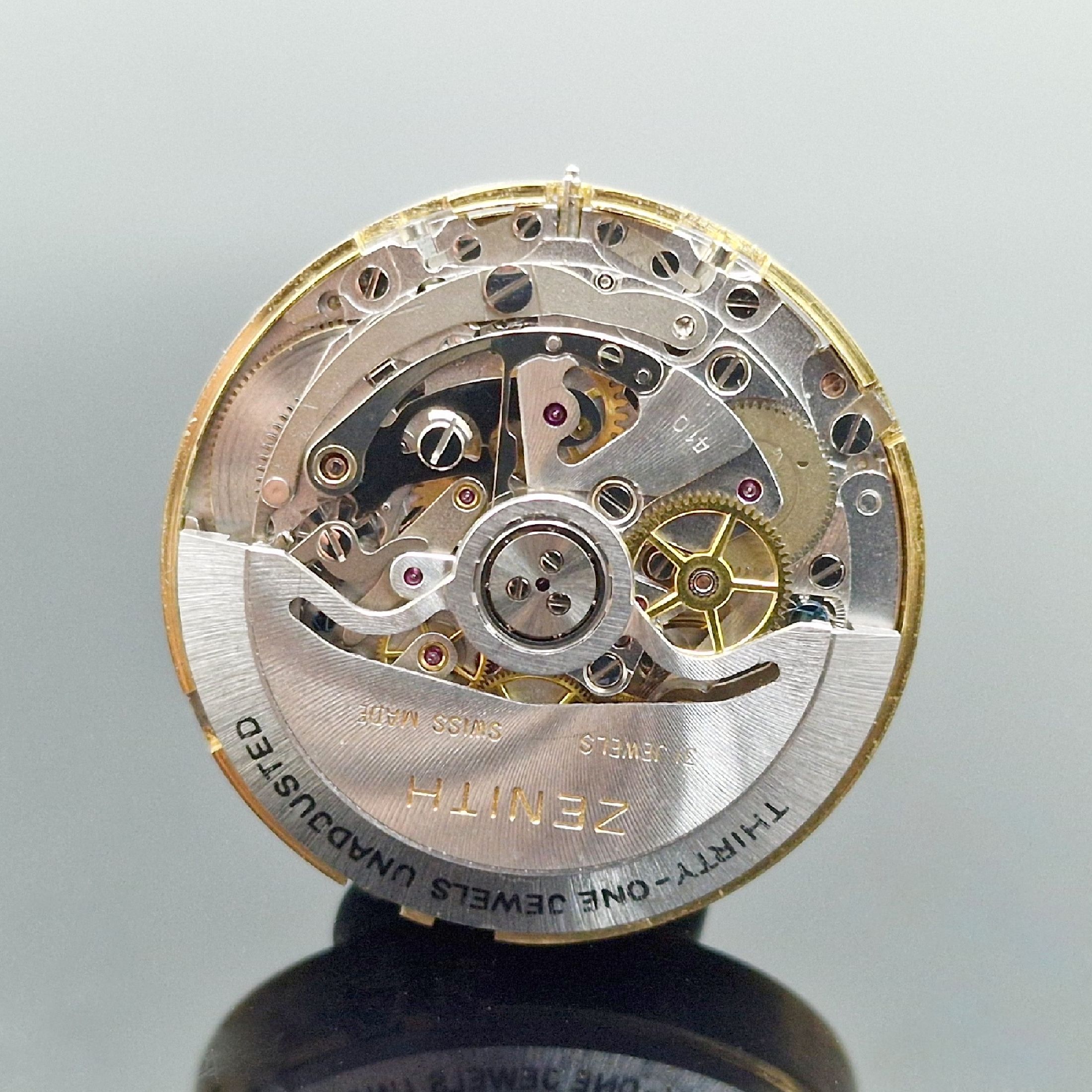 Detail h: ZENITH Academy El Primero Herrenchronograph mit Vollkalender in GG 750/000 Referenz 30.0150.418, Schweiz um 1985, Automatik, teils matt. Geh., ...